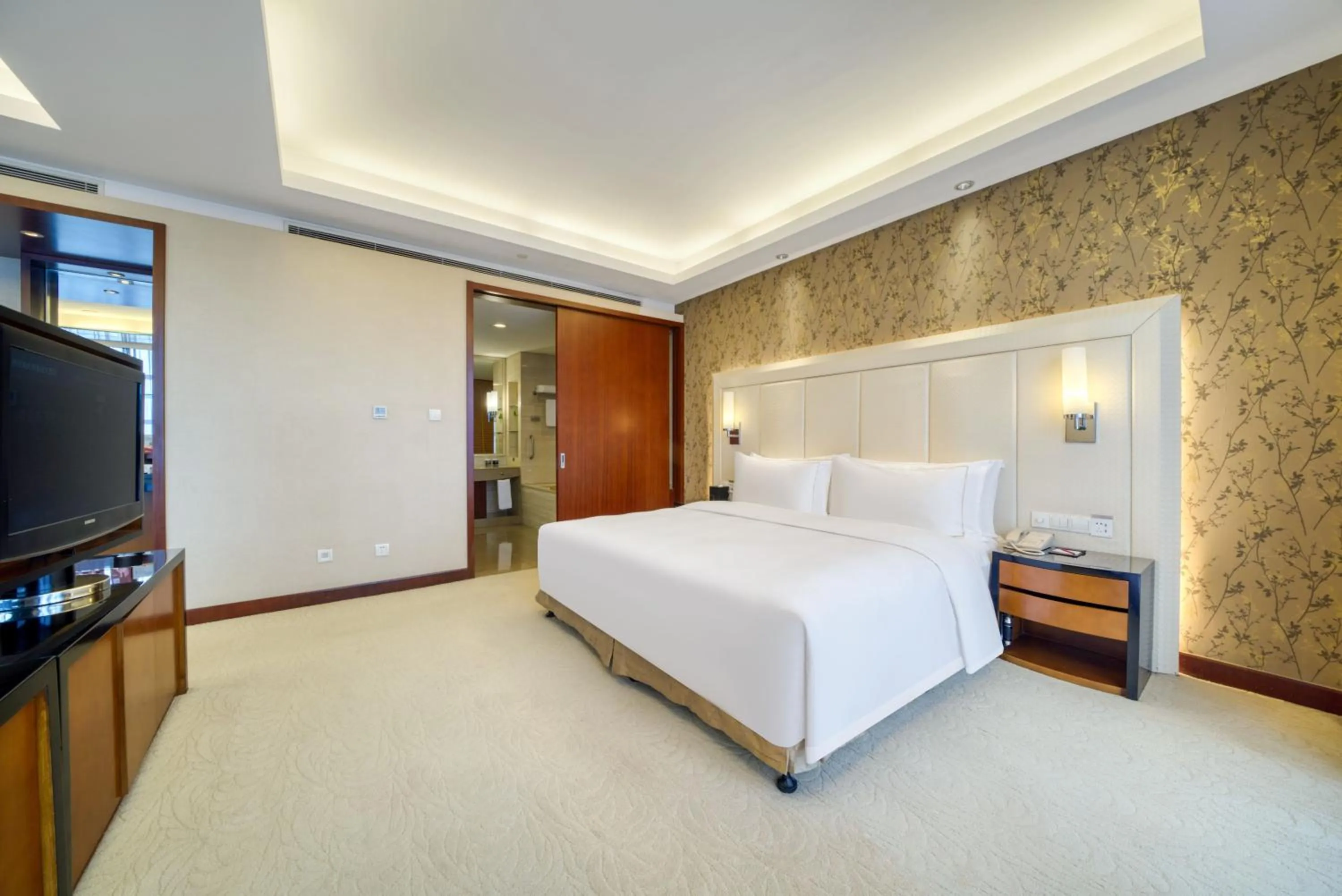 Bed in Hangzhou HaiWaiHai Hotel