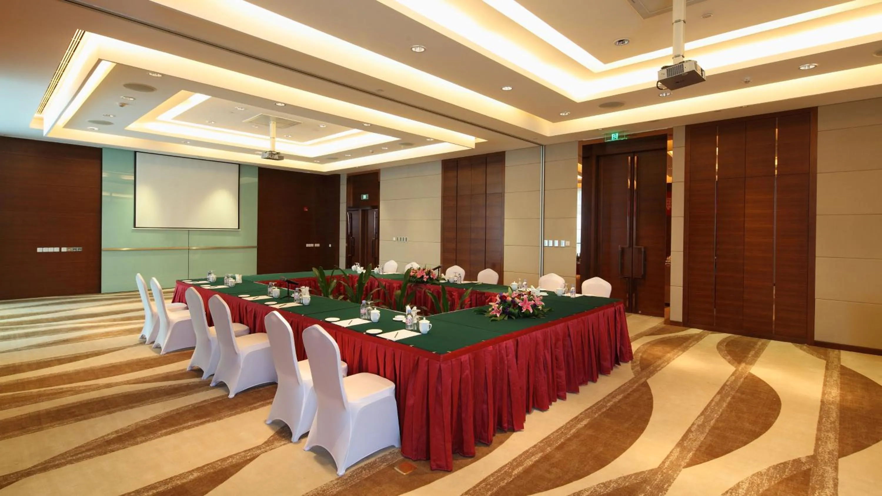 Meeting/conference room in Holiday Inn Nantong Oasis International by IHG