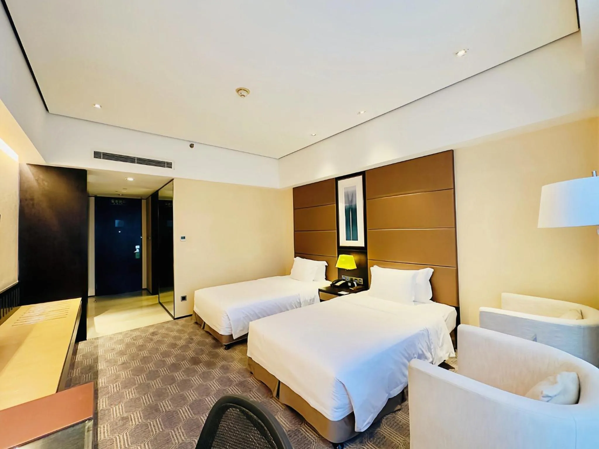Photo of the whole room, Bed in Holiday Inn Nantong Oasis International by IHG