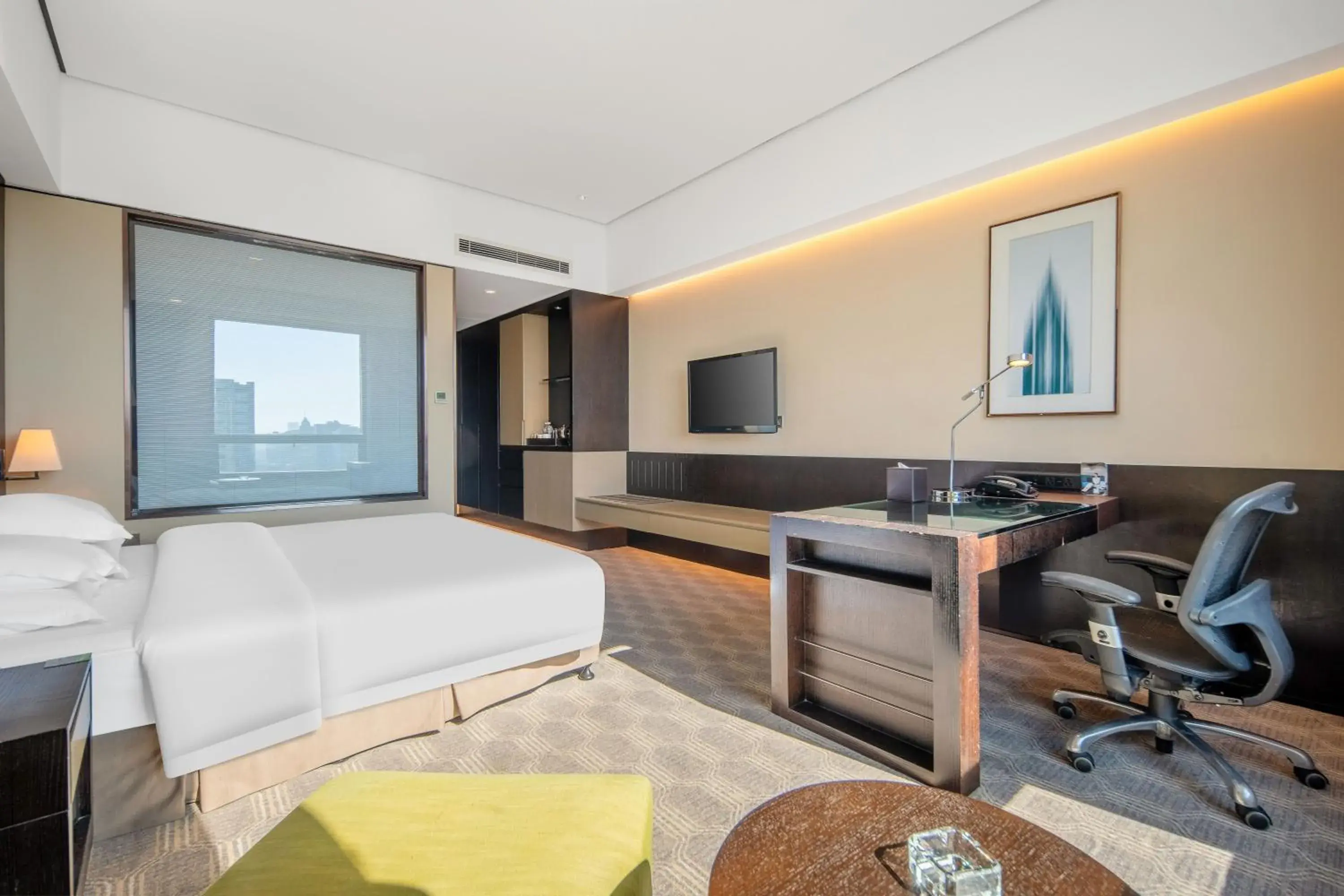 Standard King Room - Mid Floor in Holiday Inn Nantong Oasis International by IHG Standard King Room - Mid Floor in Holiday Inn Nantong Oasis International by IHG