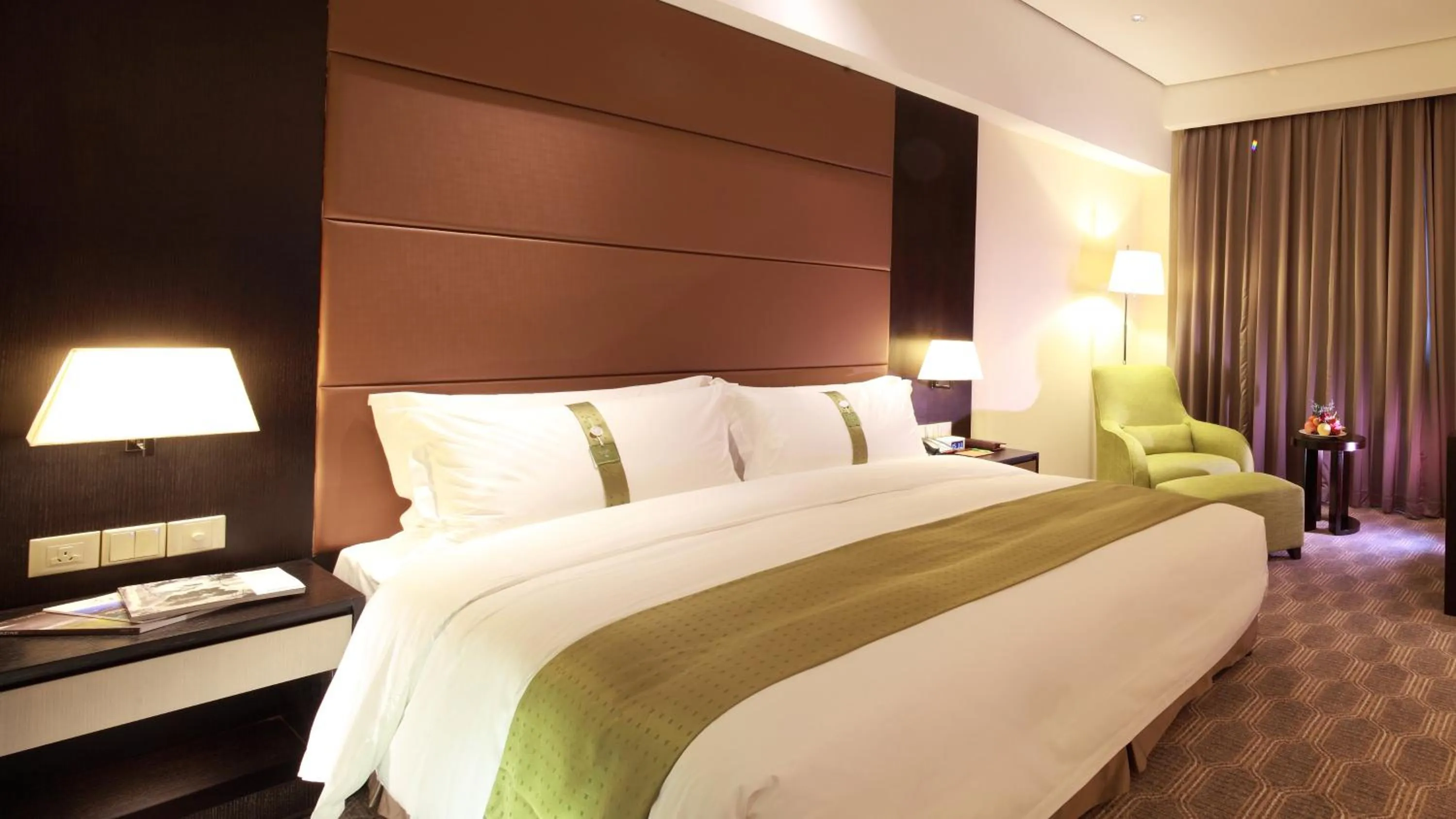 Photo of the whole room, Bed in Holiday Inn Nantong Oasis International by IHG