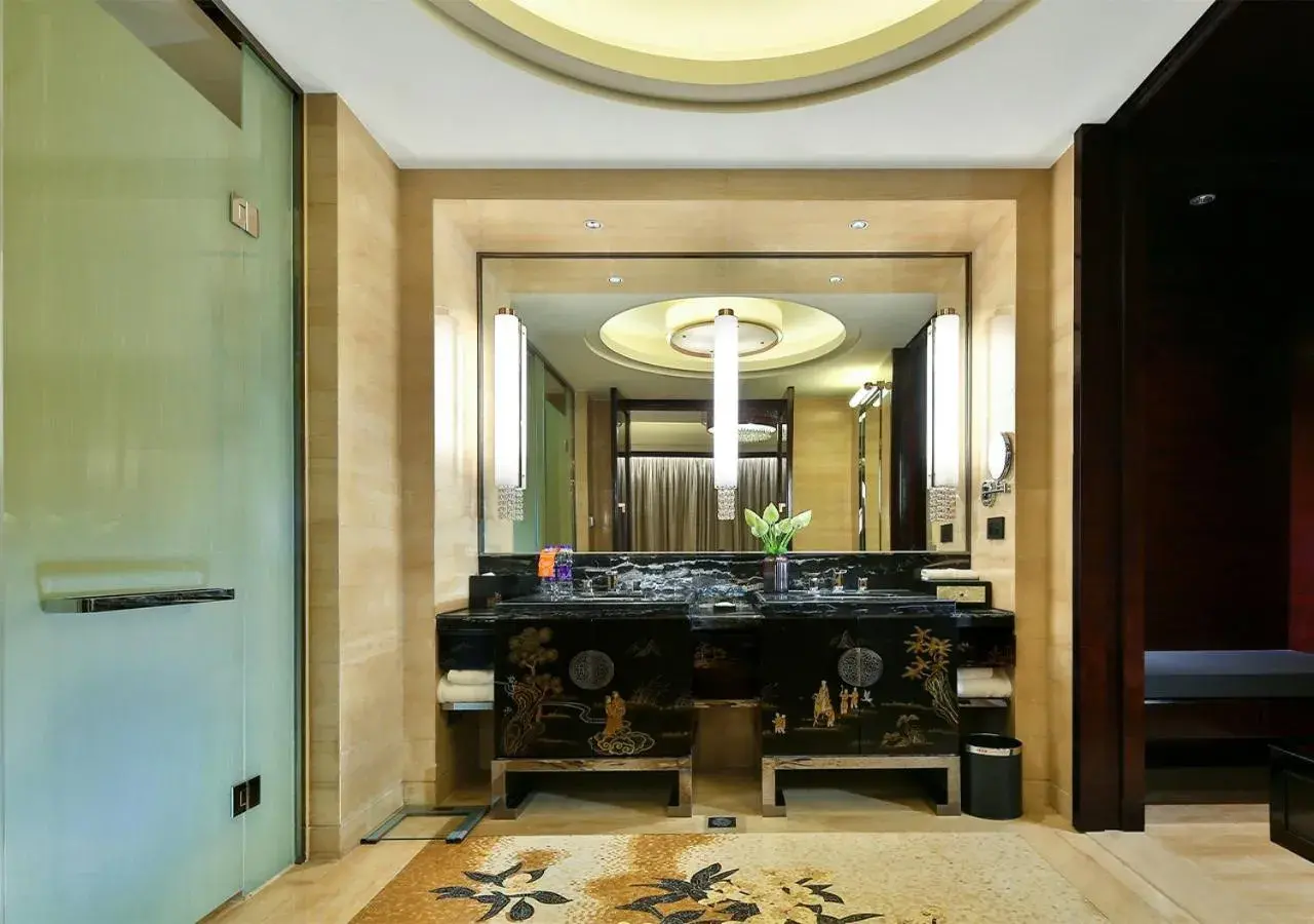 Bathroom in Crowne Plaza Chengdu Panda Garden by IHG-Near Panda Base Bathroom in Crowne Plaza Chengdu Panda Garden by IHG-Near Panda Base