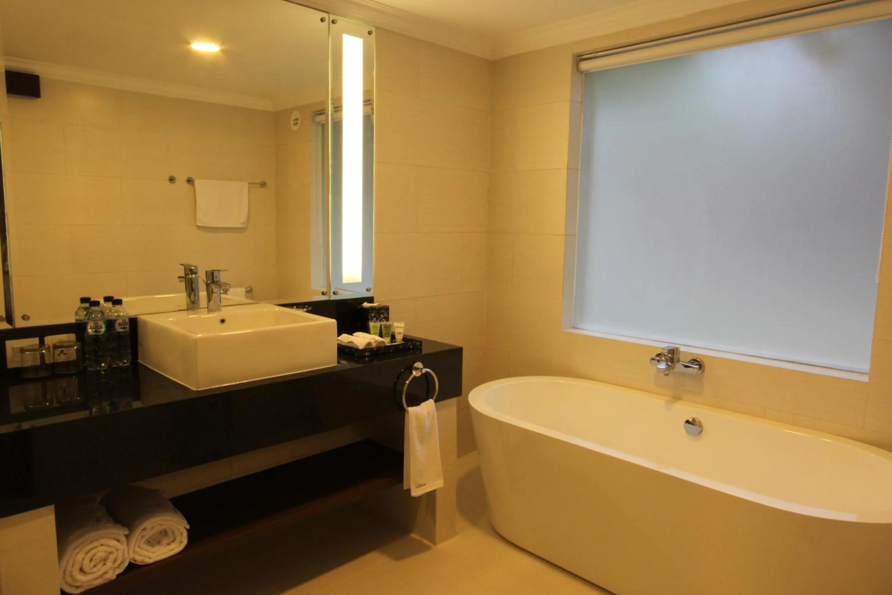 Bathroom, Bed in Hotel Melamun