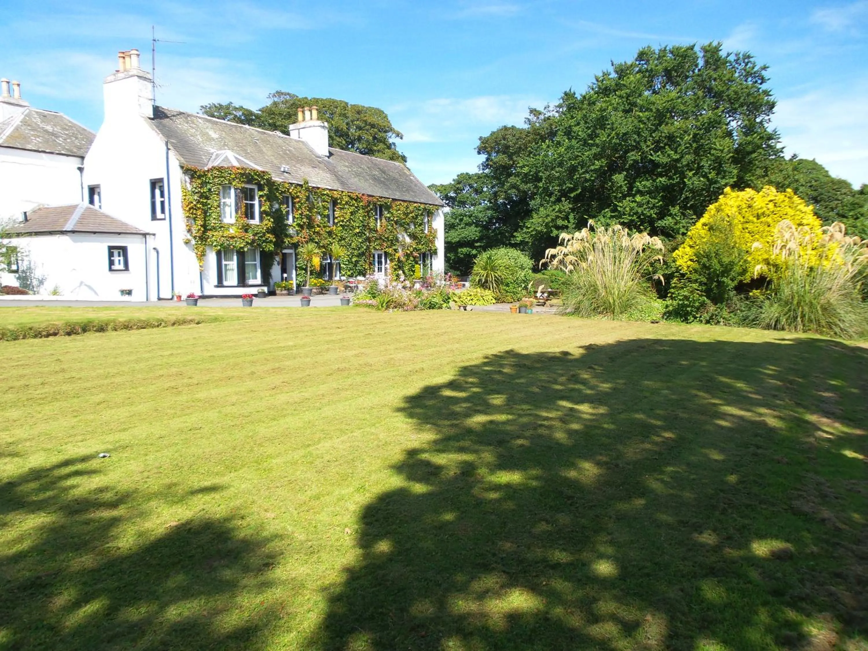 Garden view in Torrs Warren Country House Hotel