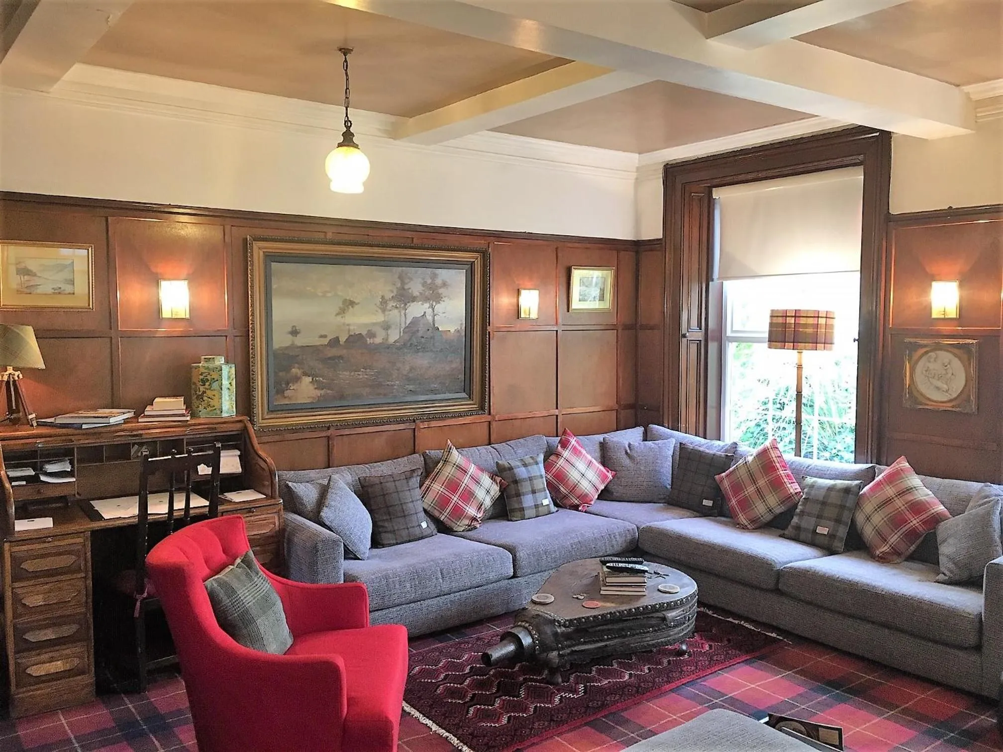 Communal lounge/ TV room in Torrs Warren Country House Hotel