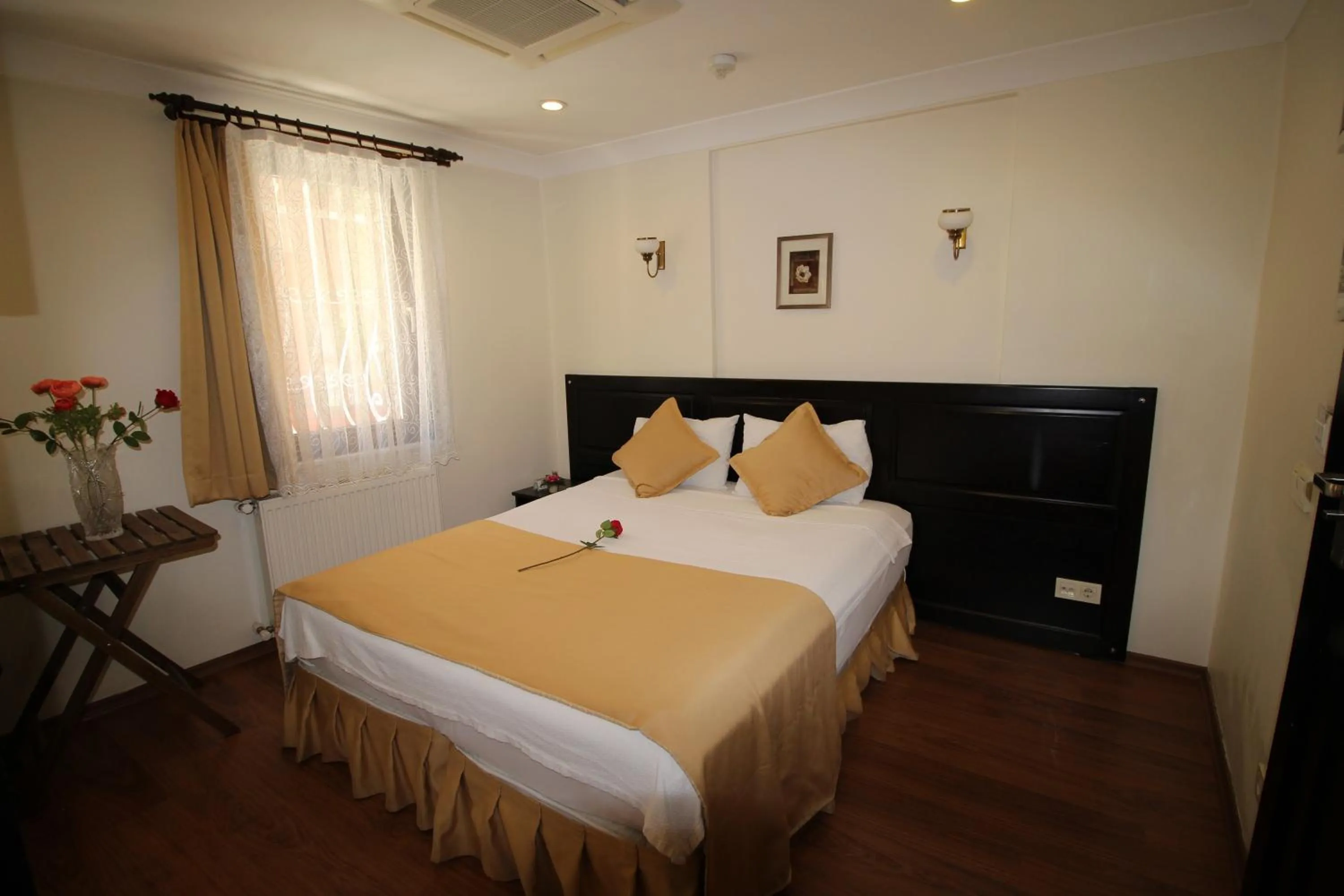 Photo of the whole room, Bed in Sultans Hotel