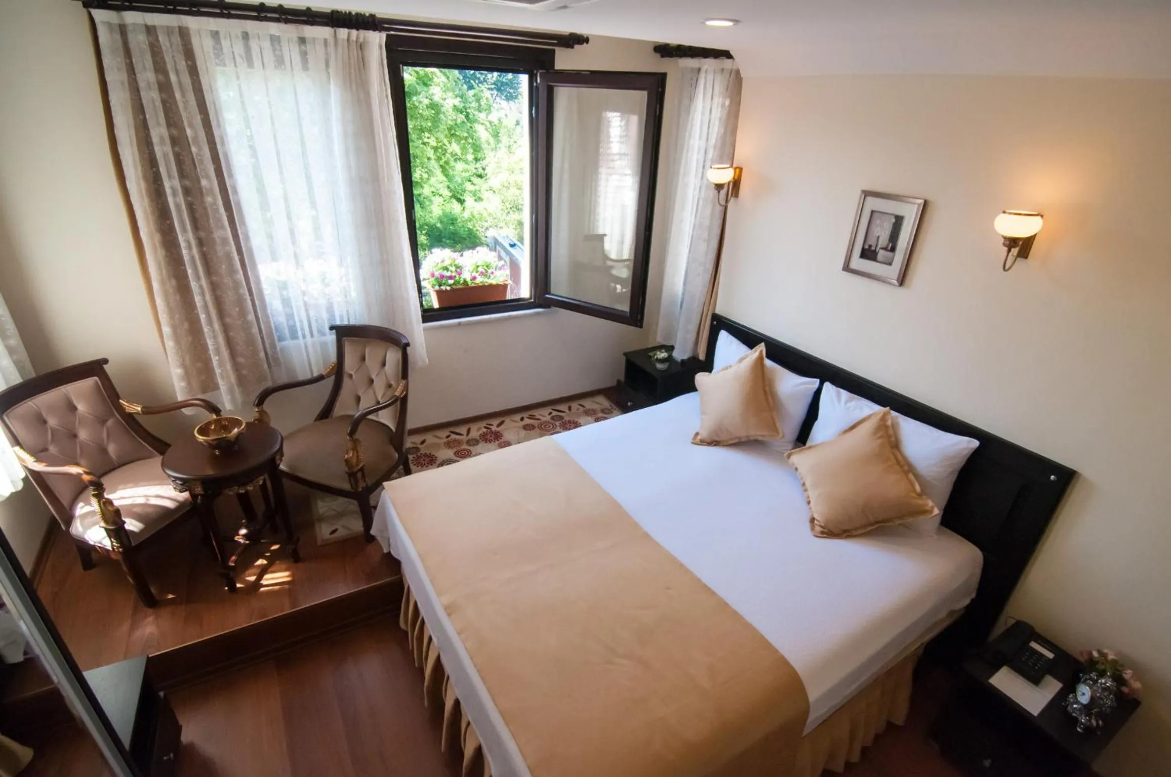 Property building, Bed in Sultans Hotel