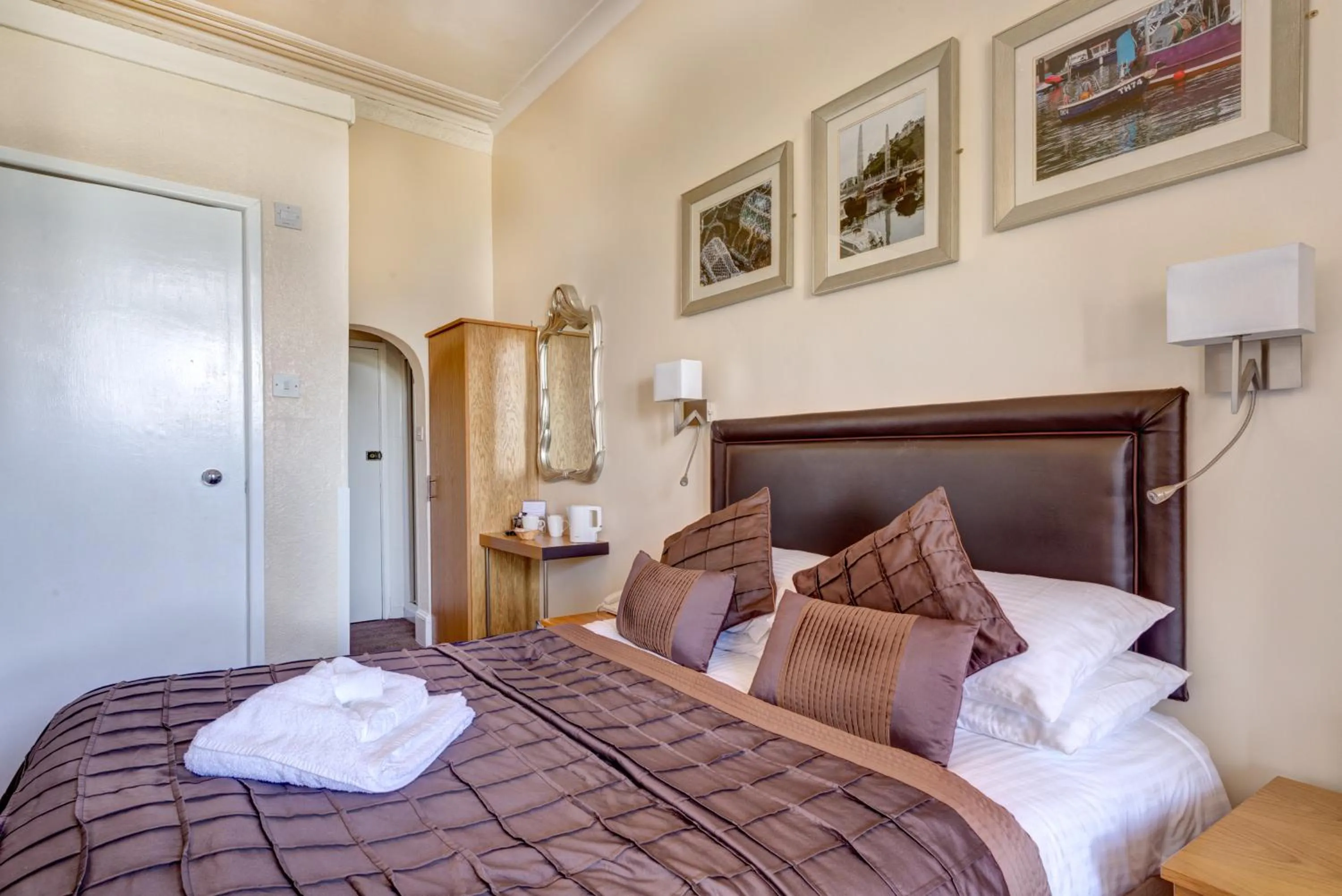 Bedroom, Bed in The Downs, Babbacombe