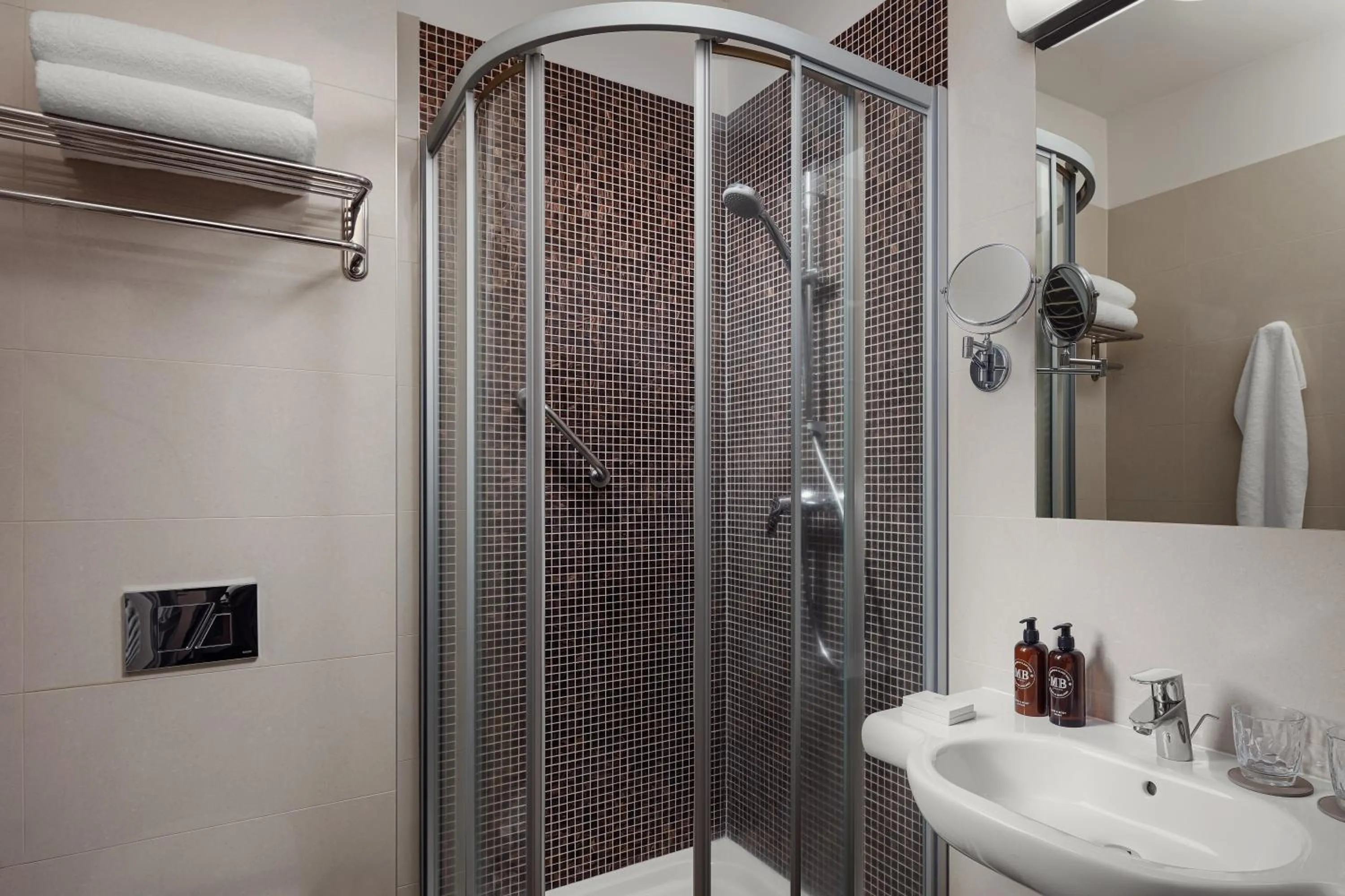 Shower in Harvey Spa Hotel