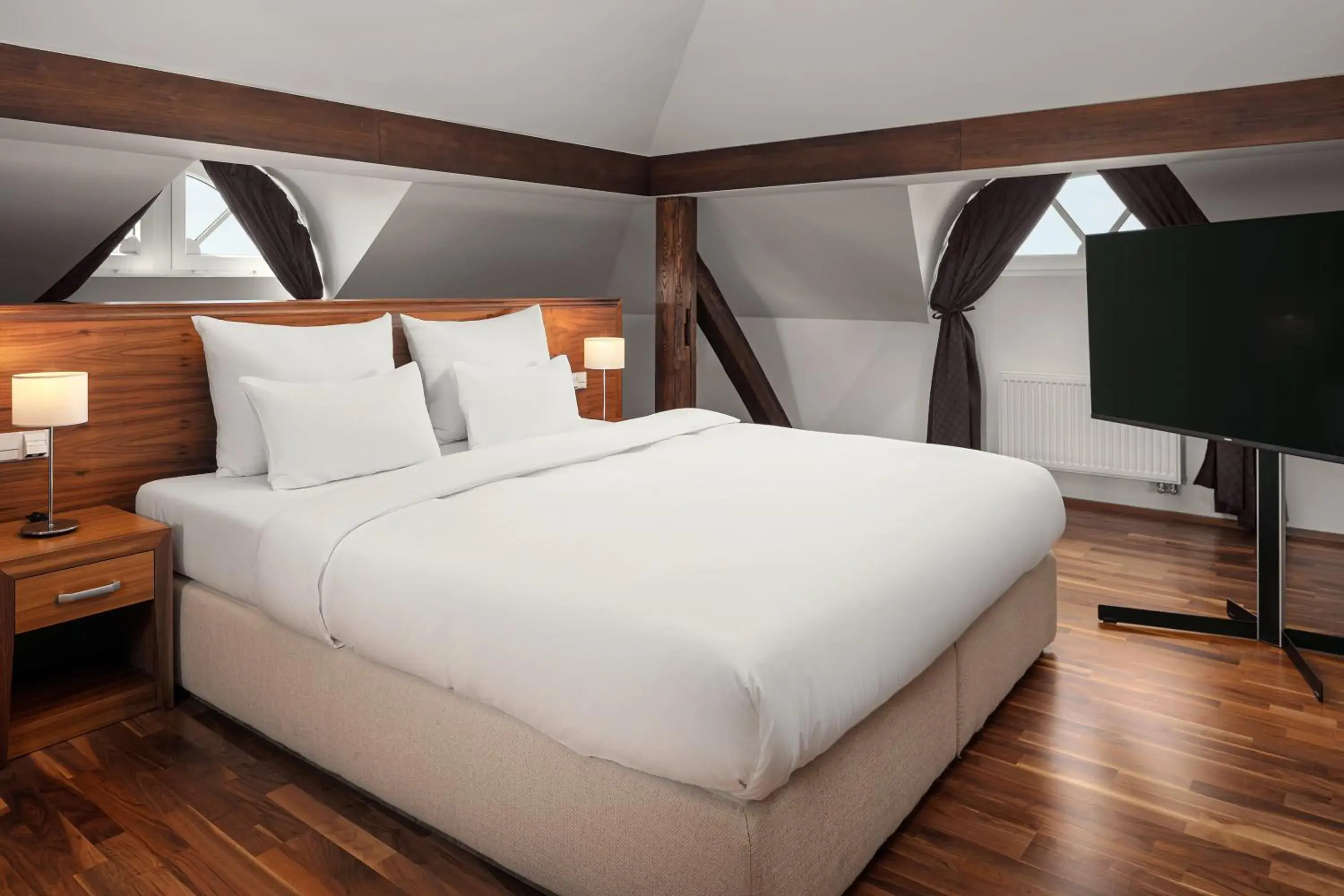 TV and multimedia, Bed in Harvey Spa Hotel TV and multimedia, Bed in Harvey Spa Hotel