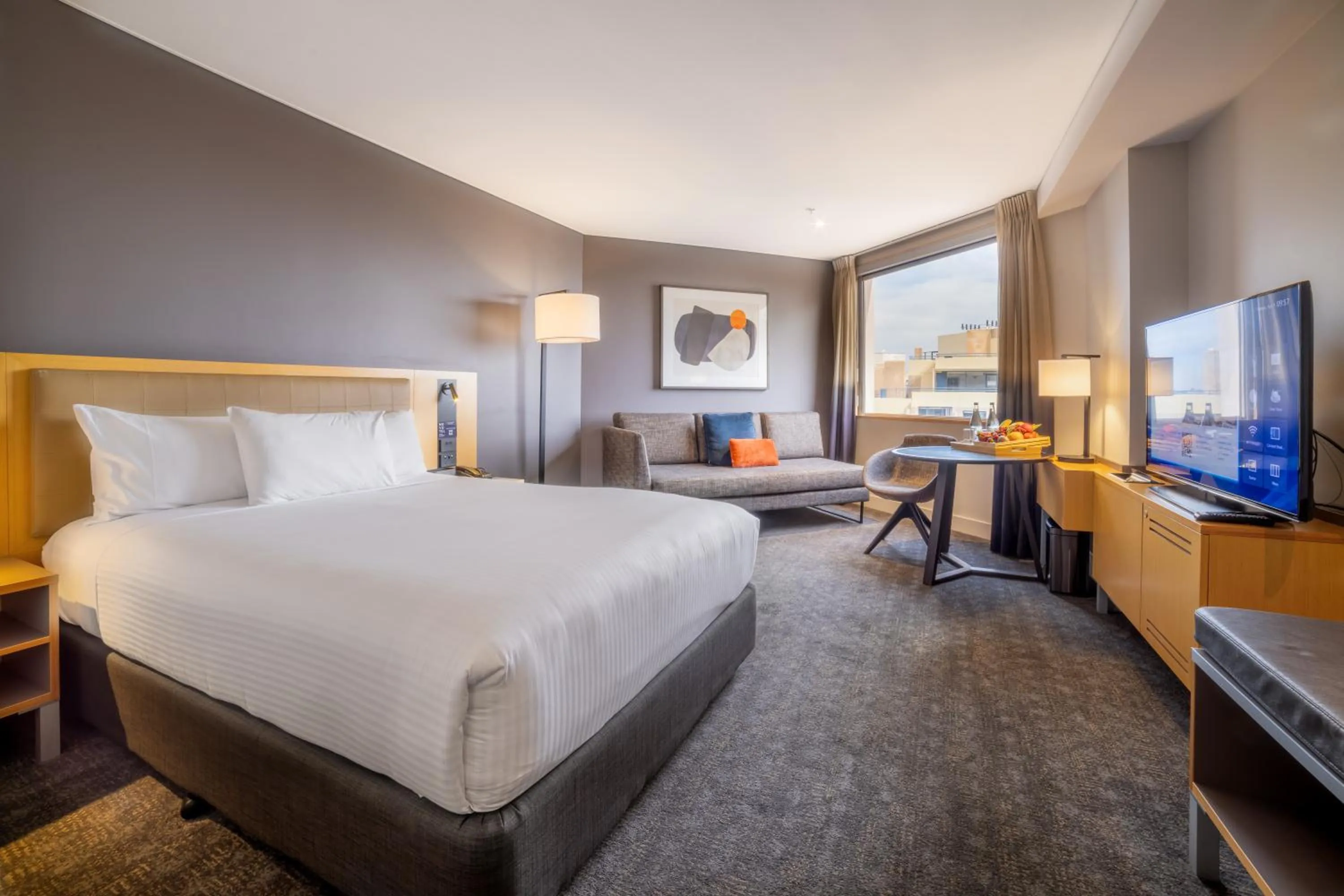 Quiet street view, Bed in Novotel Sydney Darling Harbour