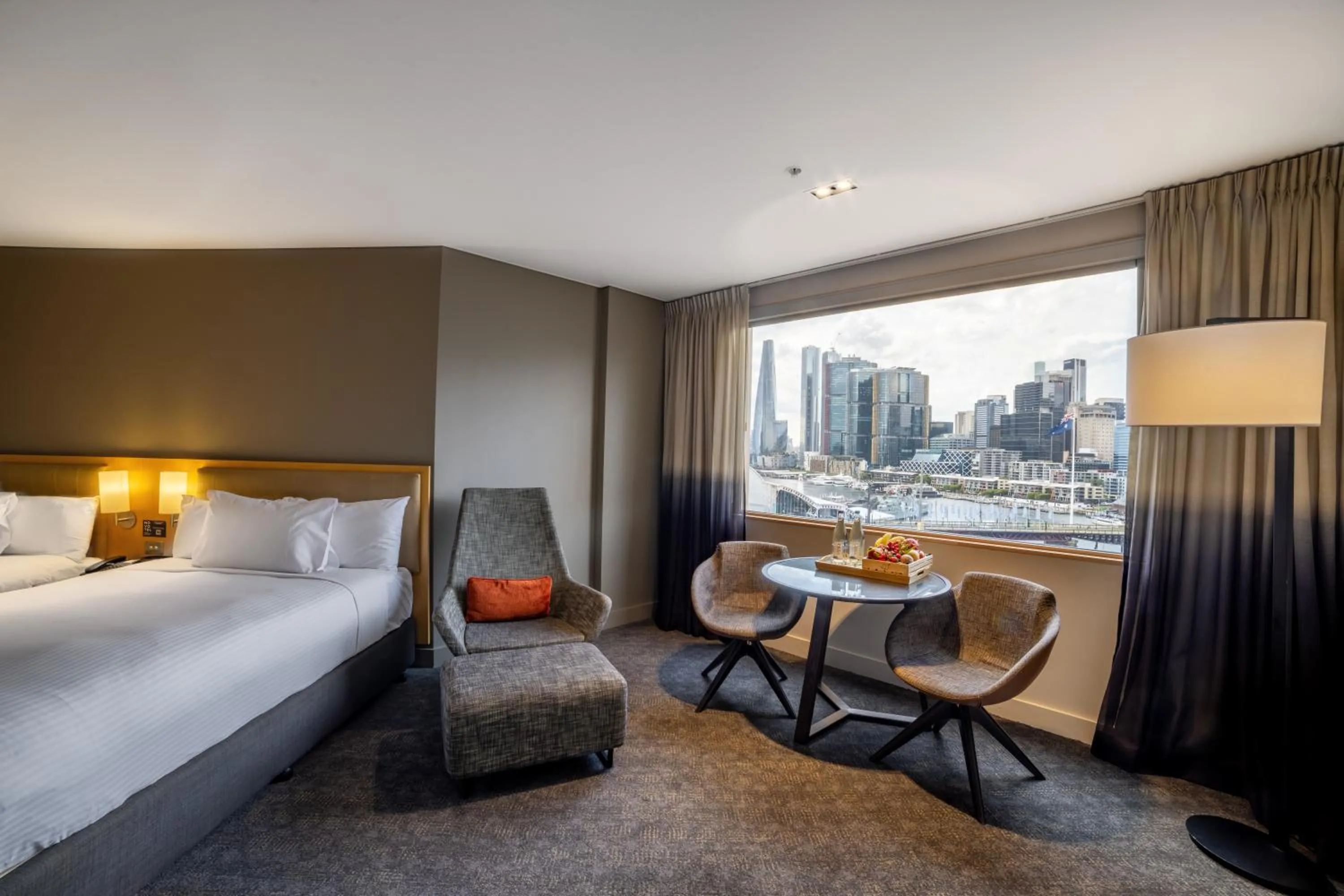 Lounge or bar, Bed in Novotel Sydney Darling Harbour