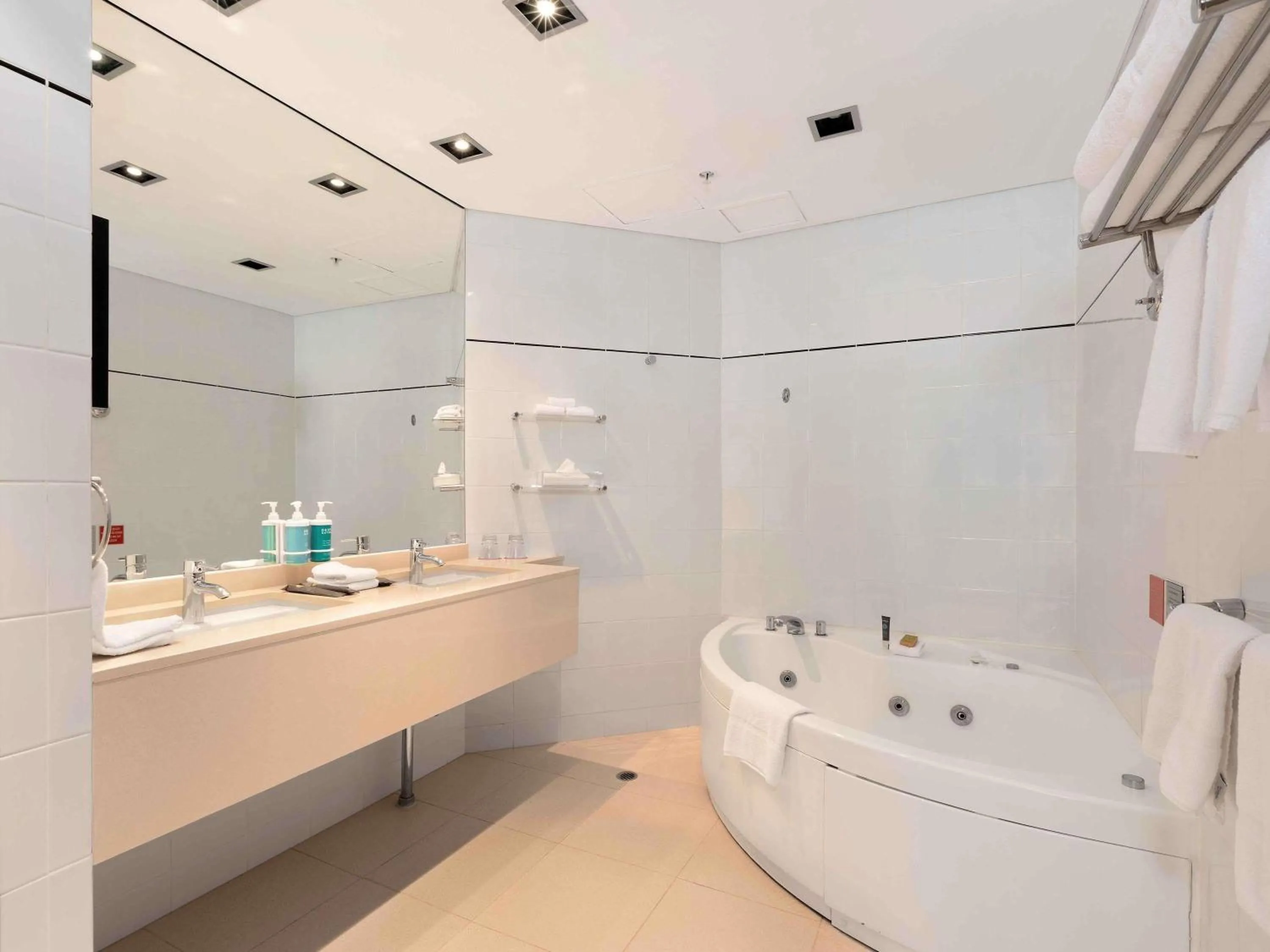 Bedroom in Novotel Sydney Darling Harbour