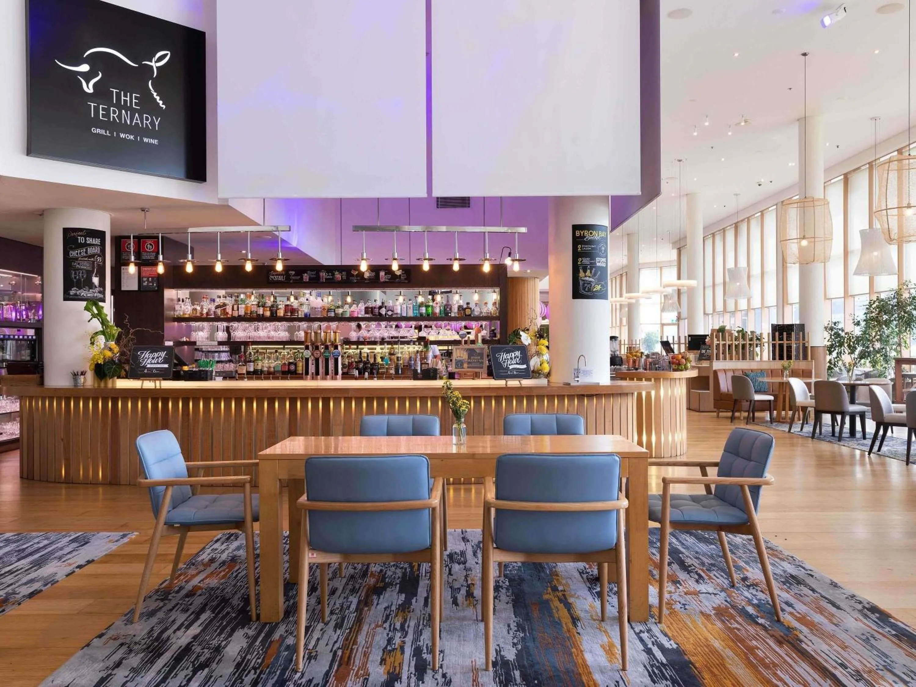 Lounge or bar in Novotel Sydney Darling Harbour