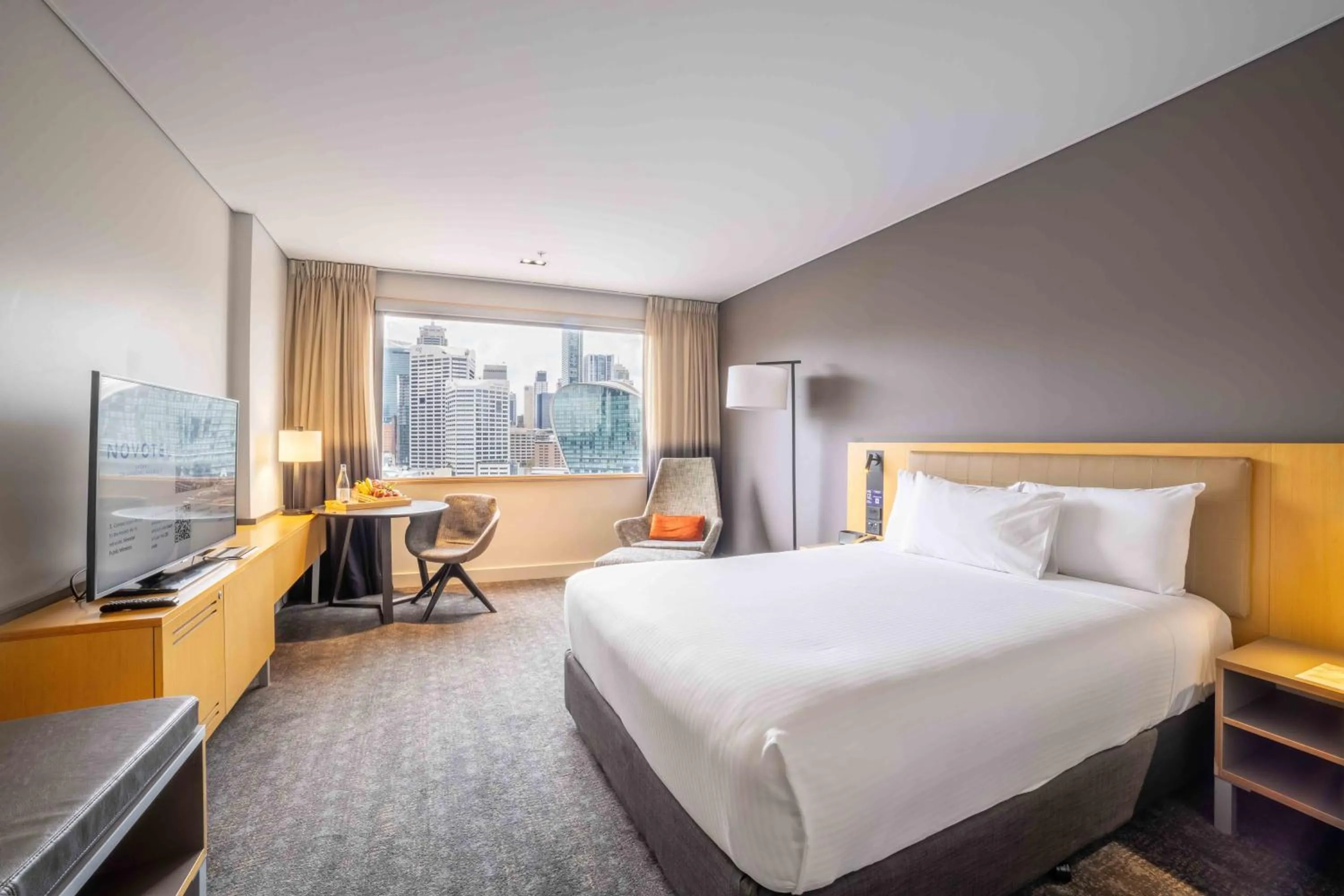 Bed in Novotel Sydney Darling Harbour