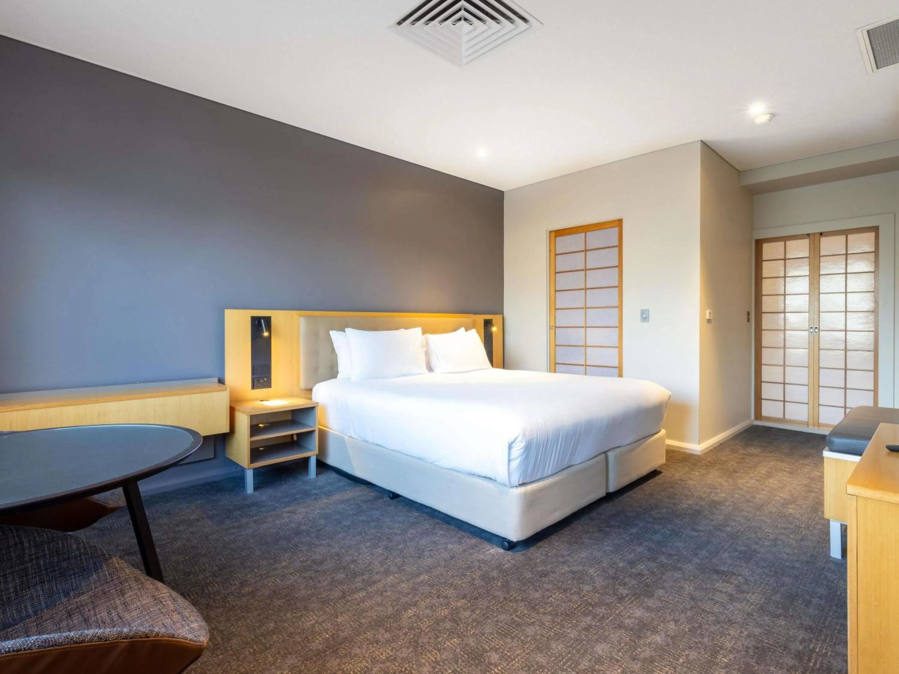 Bedroom, Bed in Novotel Sydney Darling Harbour