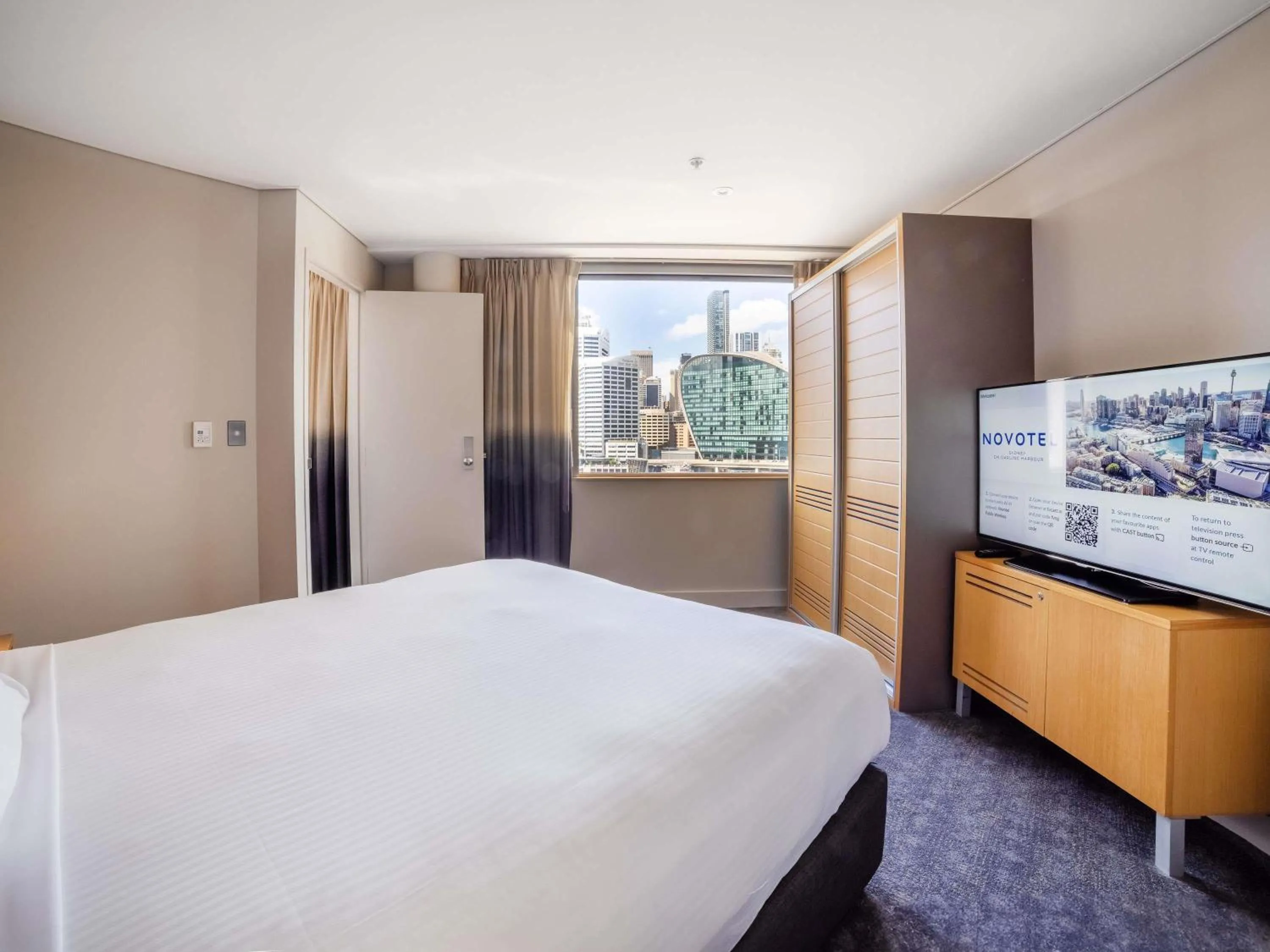 Bedroom, Bed in Novotel Sydney Darling Harbour