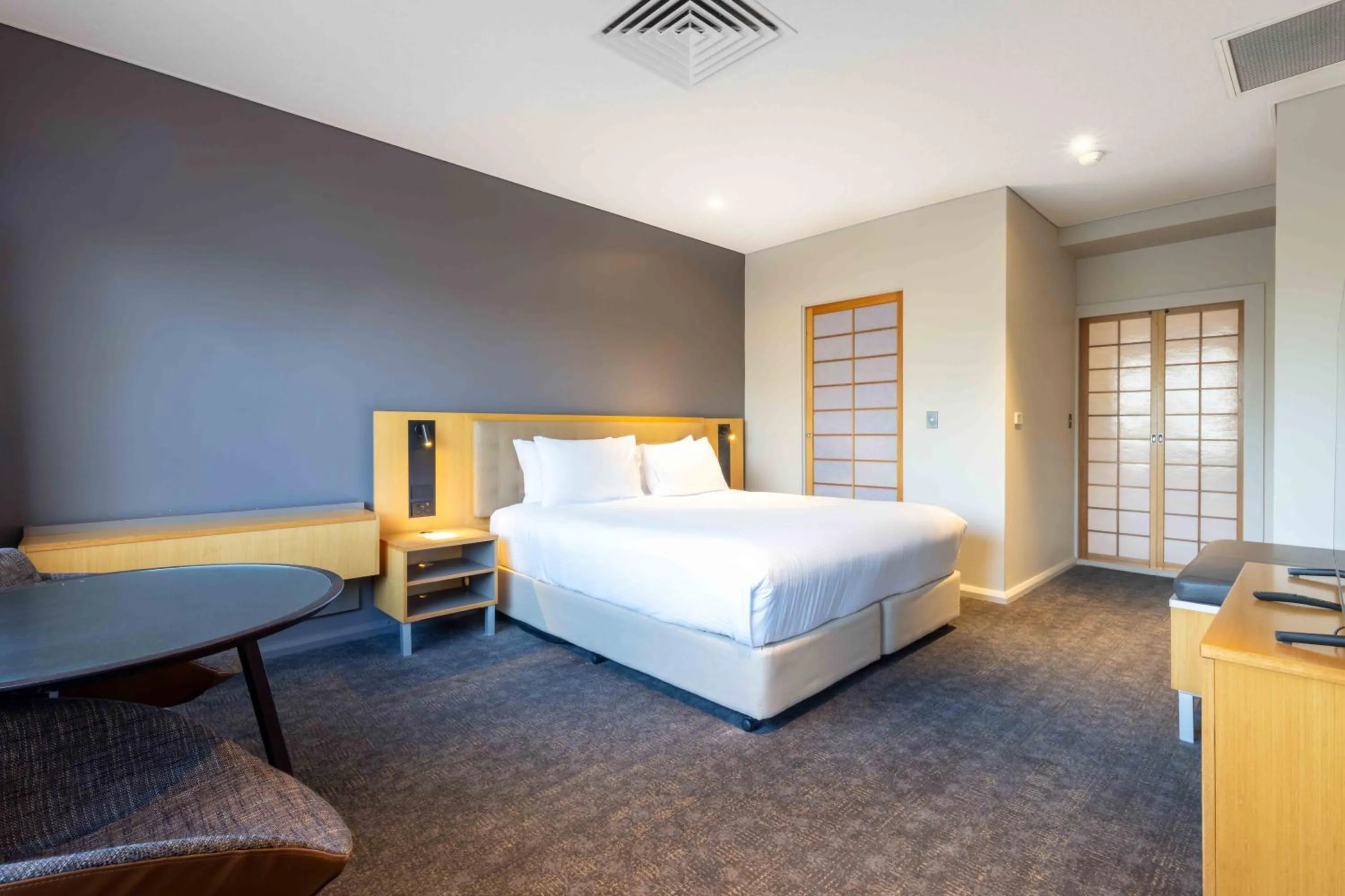 Bedroom, Bed in Novotel Sydney Darling Harbour
