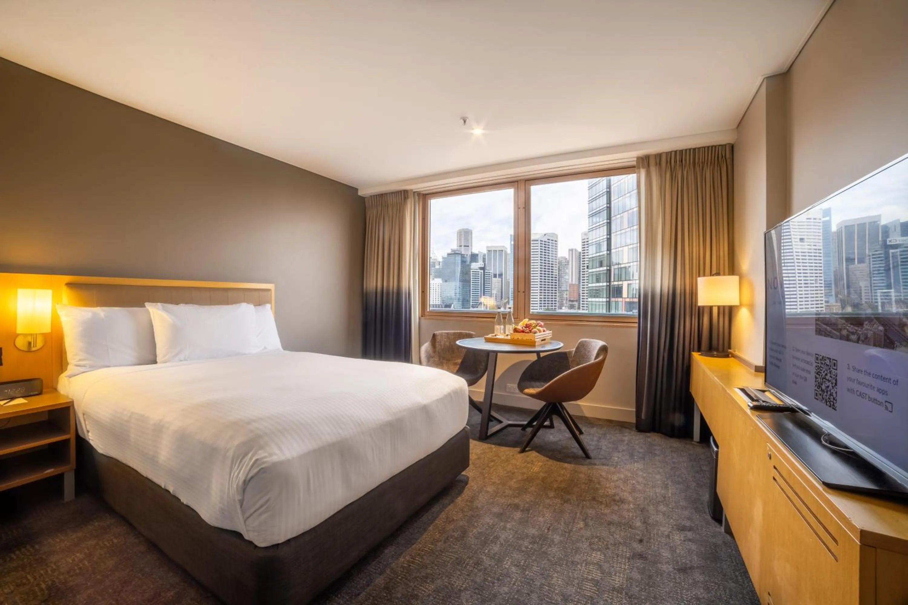 City view, Bed in Novotel Sydney Darling Harbour