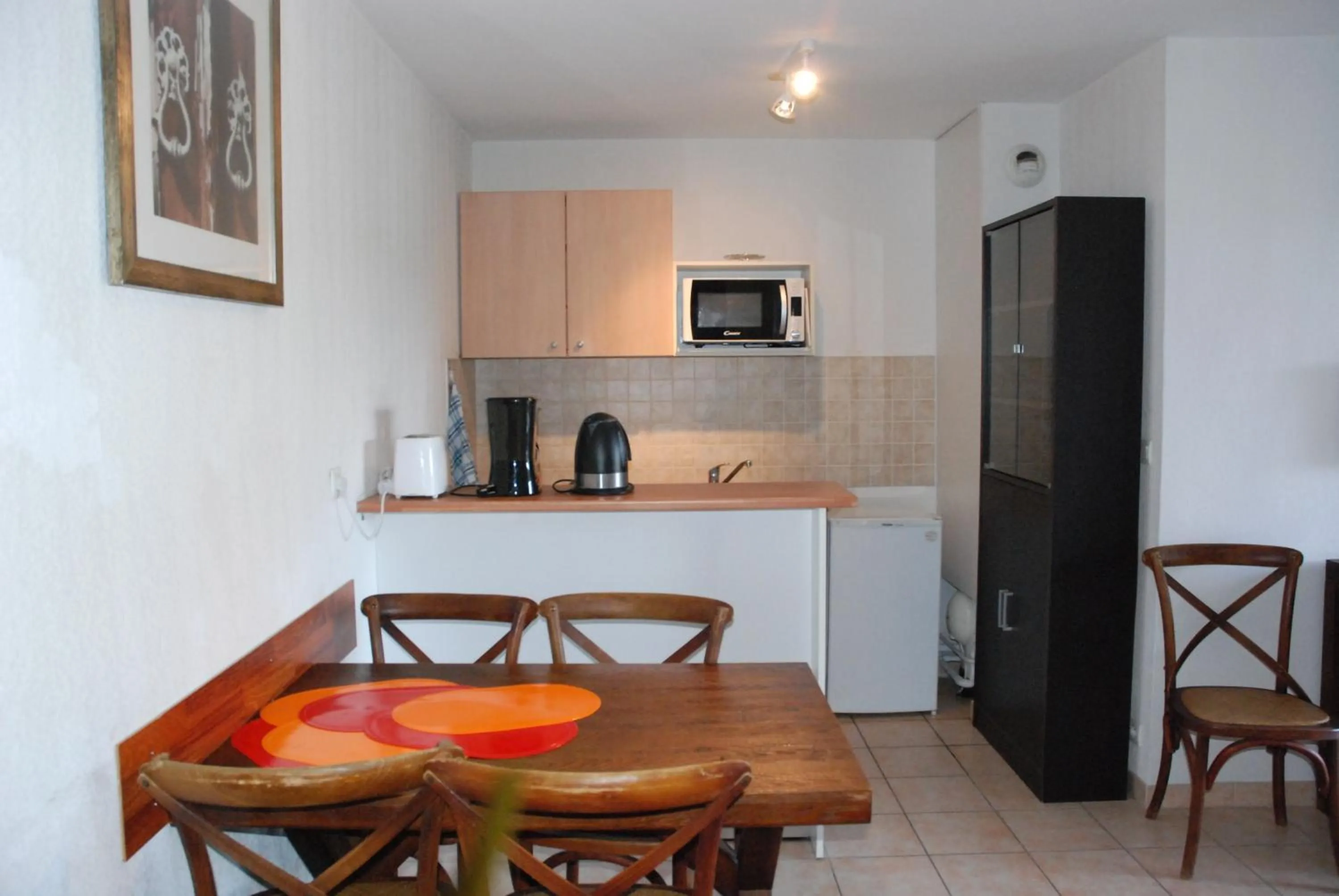 Dining area in UZES APPART HOTEL Résidence Le Mas des Oliviers