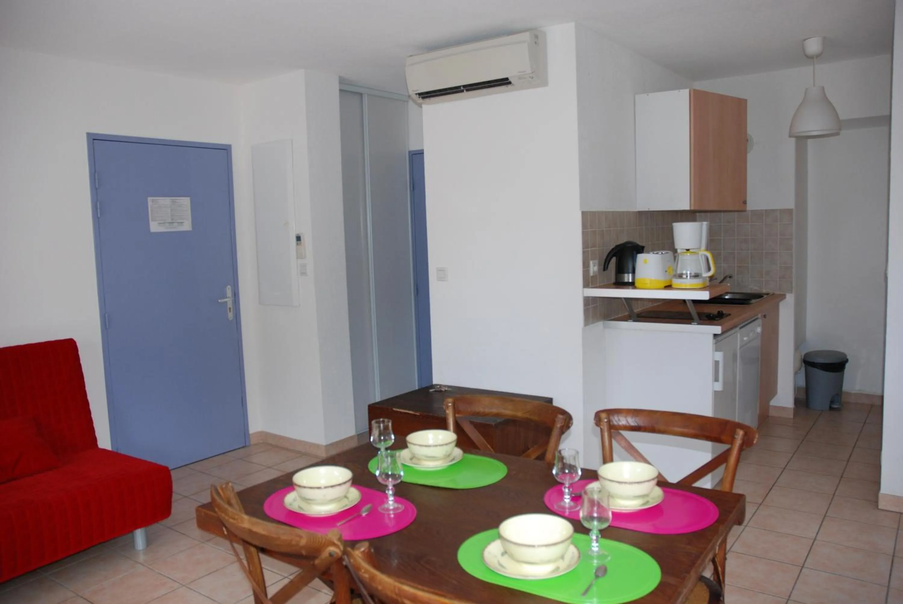 Dining area in UZES APPART HOTEL Résidence Le Mas des Oliviers