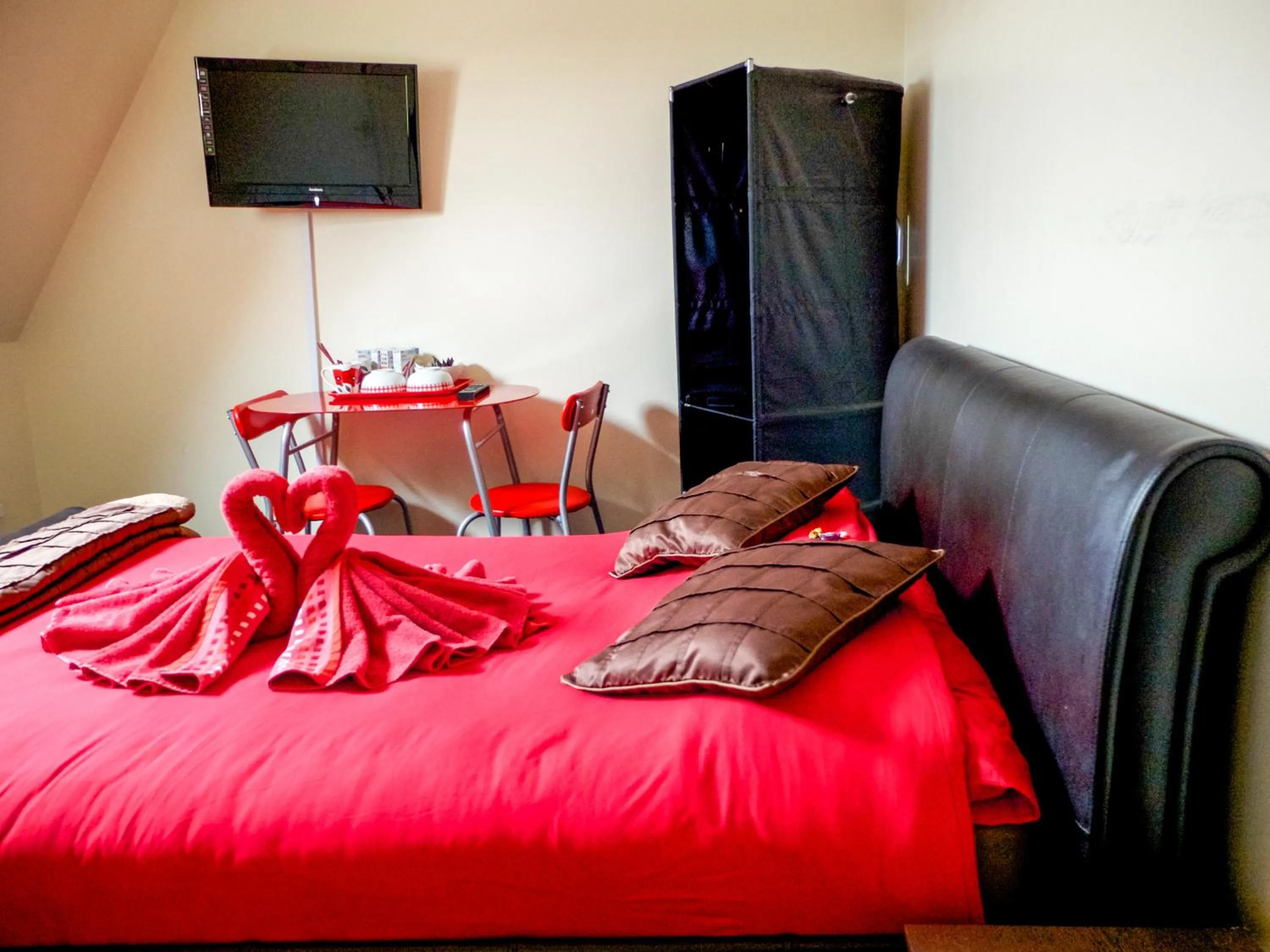 Bedroom, Bed in Beaconsfield Hotel