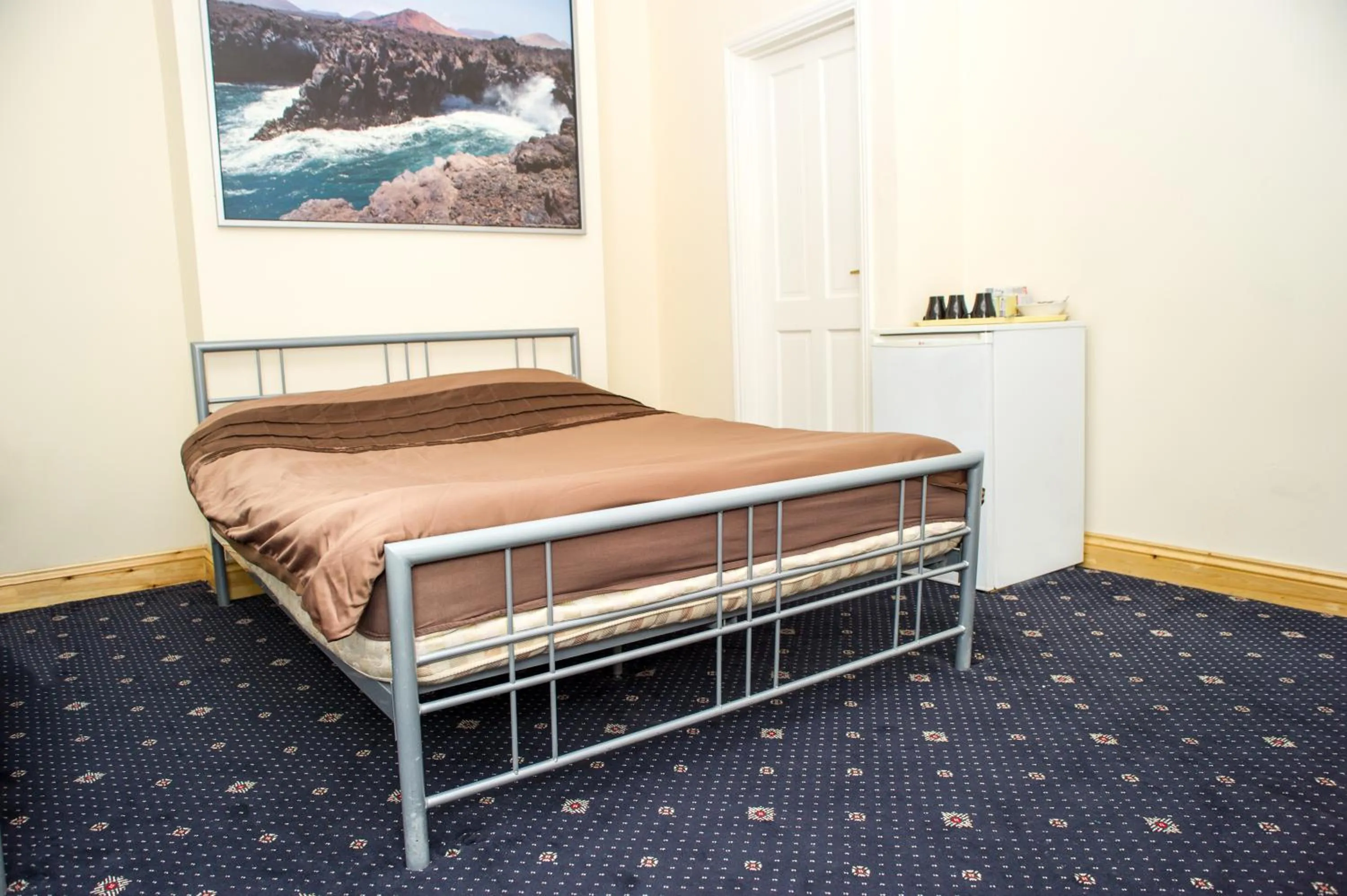 Photo of the whole room, Bed in Beaconsfield Hotel