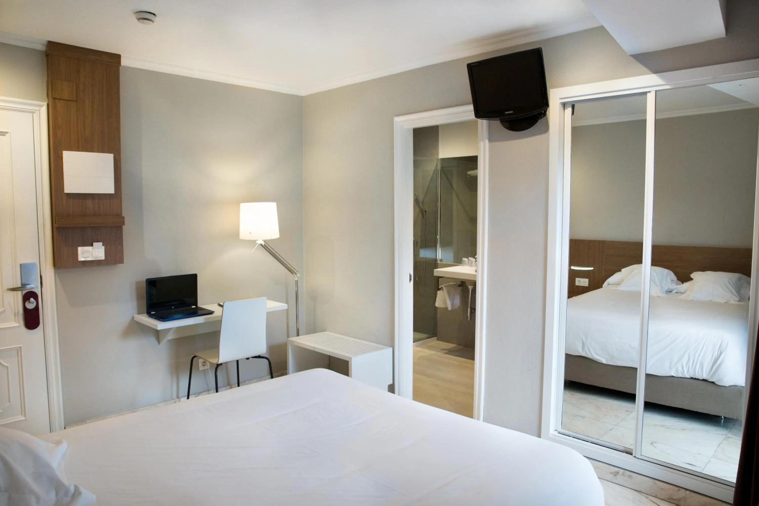 Photo of the whole room in Hotel Mogay