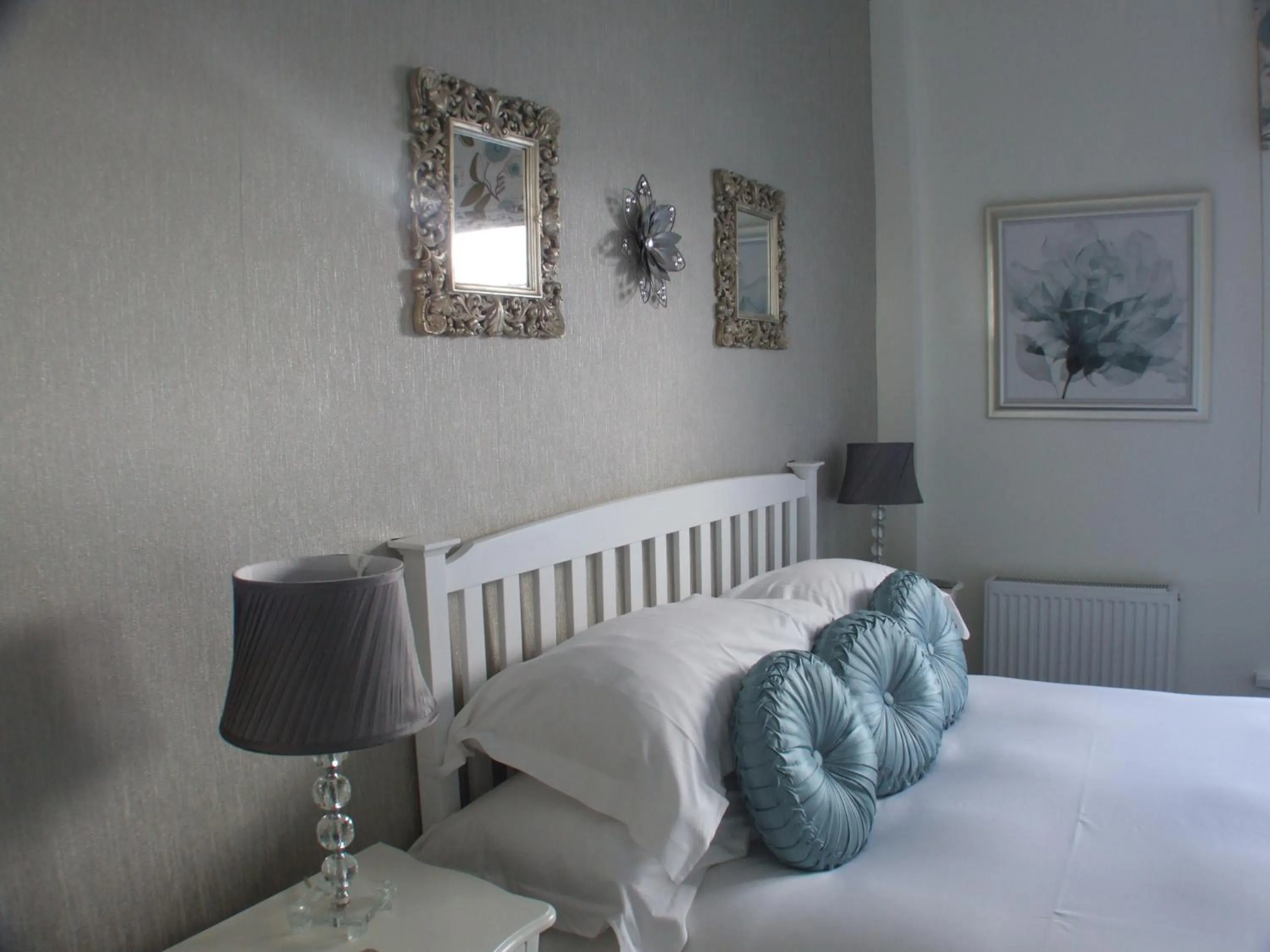 Bed in Tides Reach Guest House