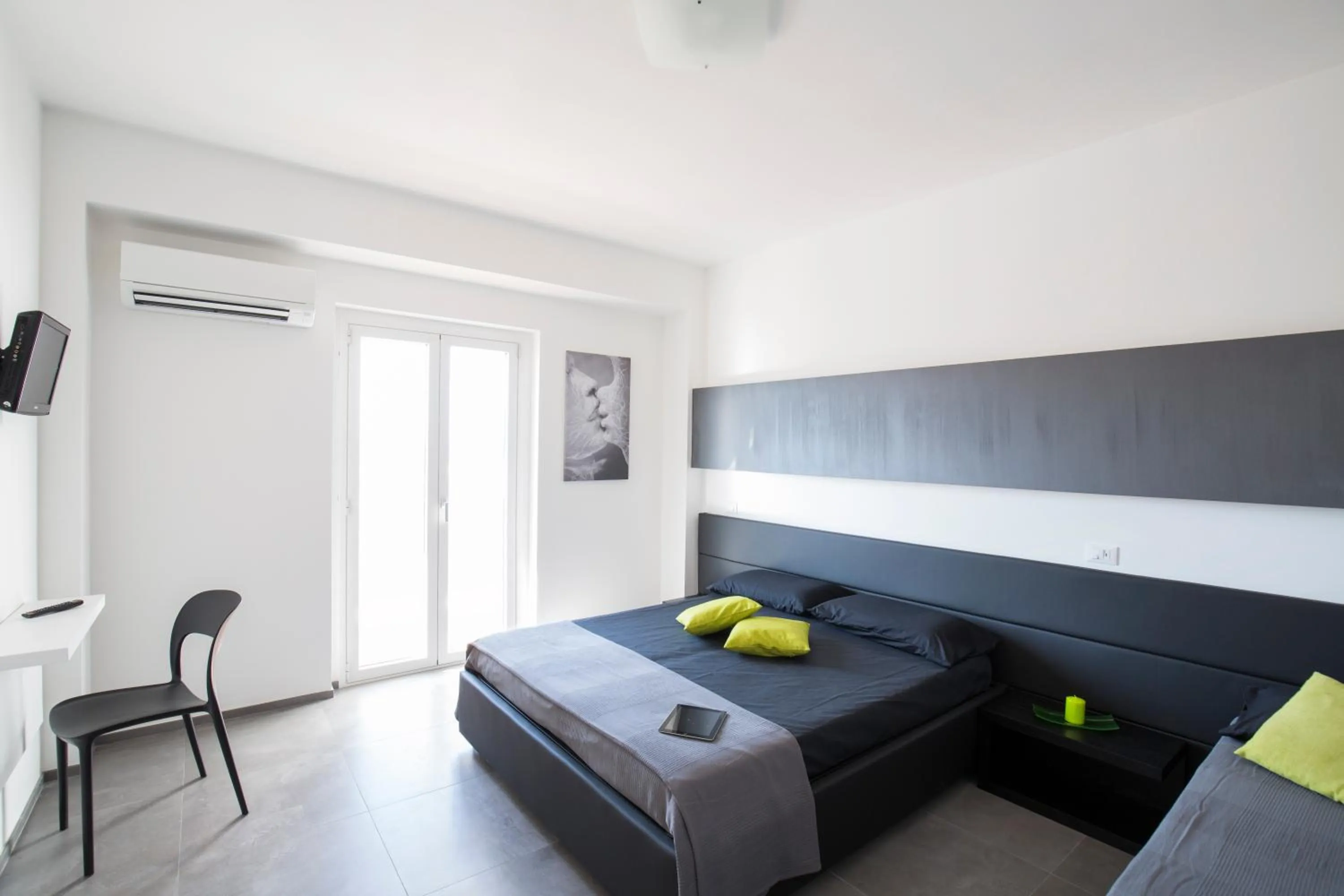 Photo of the whole room, Bed in Svevo Sea House