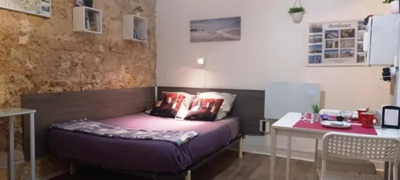 Bed in Studio Coeur de Bordeaux Terrasse Wifi gratuit