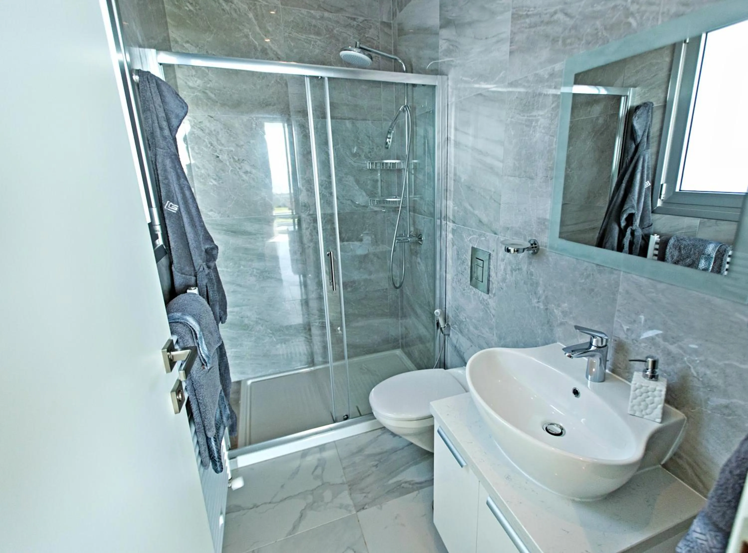 Shower in Vivo Mare Beachfront-Seaview Villas