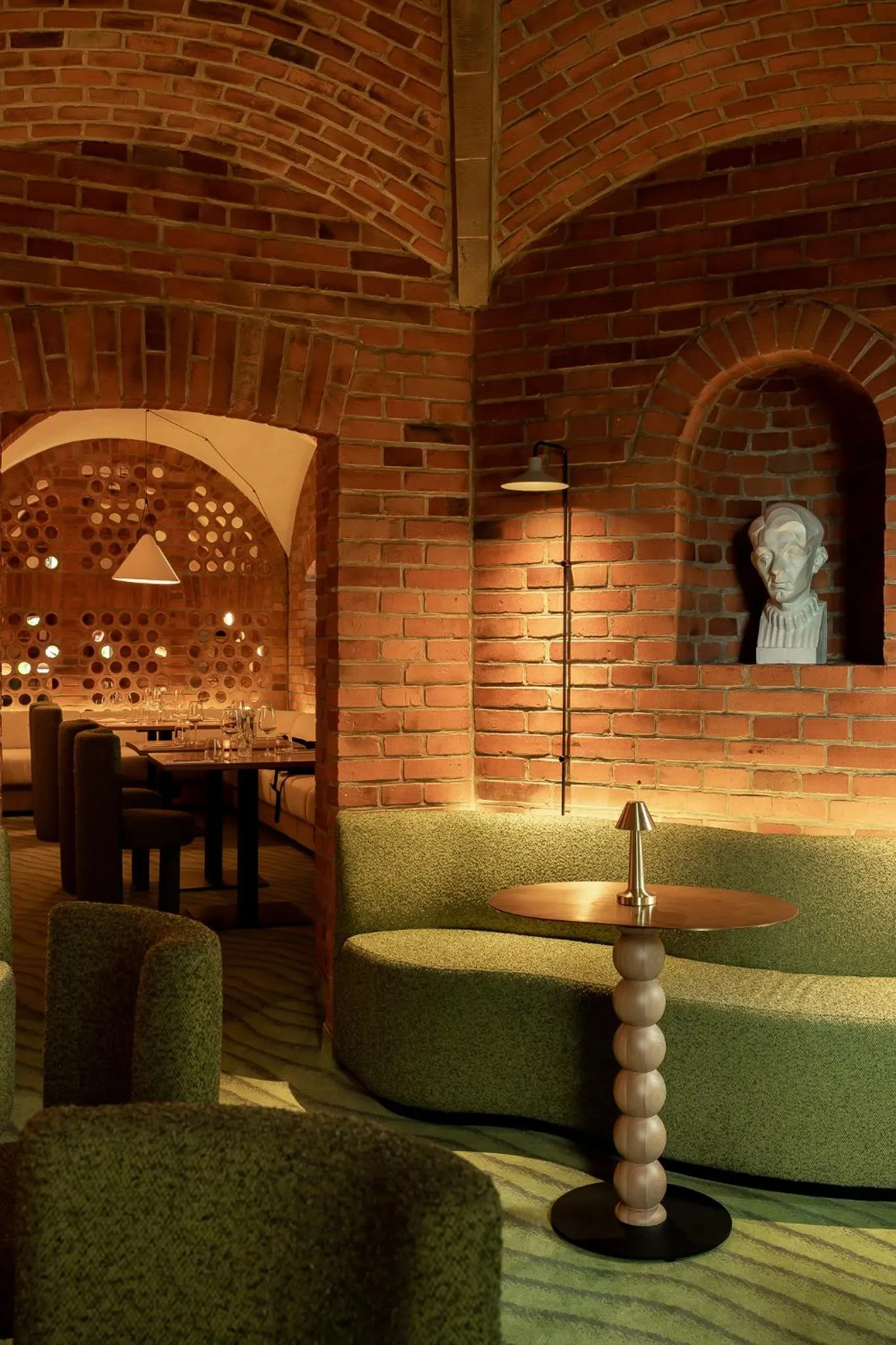 Restaurant/places to eat in Forest Hotel