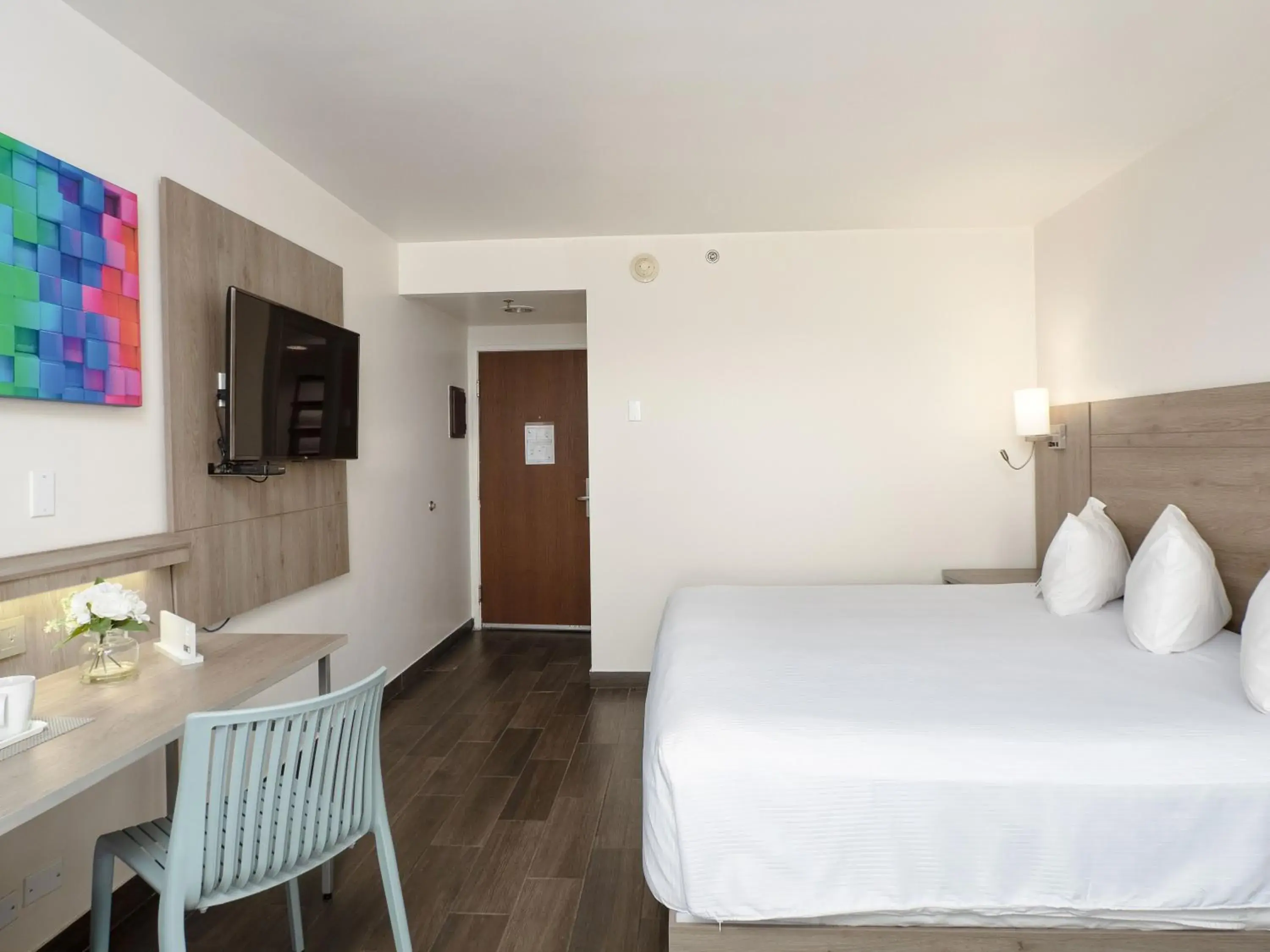 Bedroom, Bed in Hotel Mesaluna Near American Consulate Bedroom, Bed in Hotel Mesaluna Near American Consulate