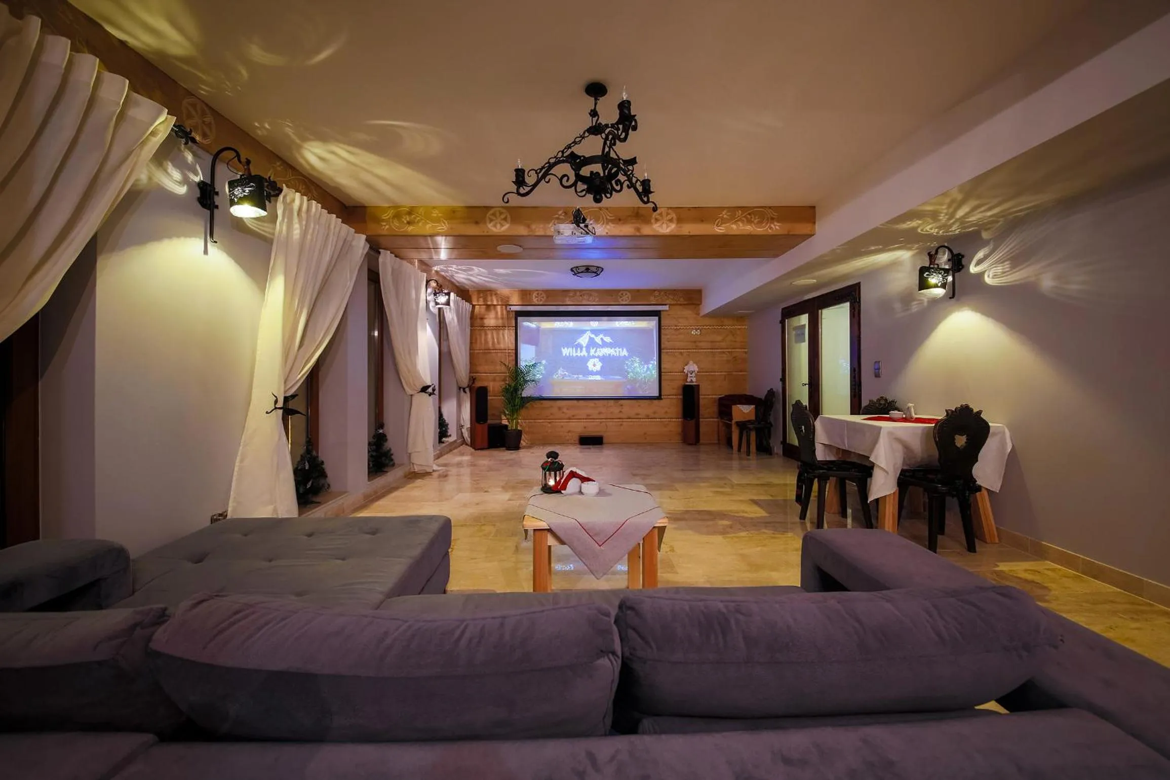 Communal lounge/ TV room in ECO Willa Grand Karpatia Ski&Wellness
