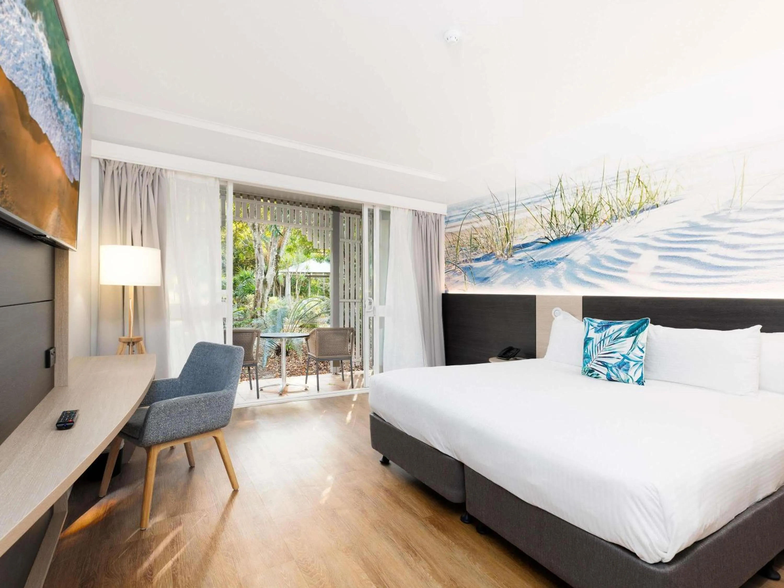 Bedroom, Bed in Novotel Sunshine Coast Resort