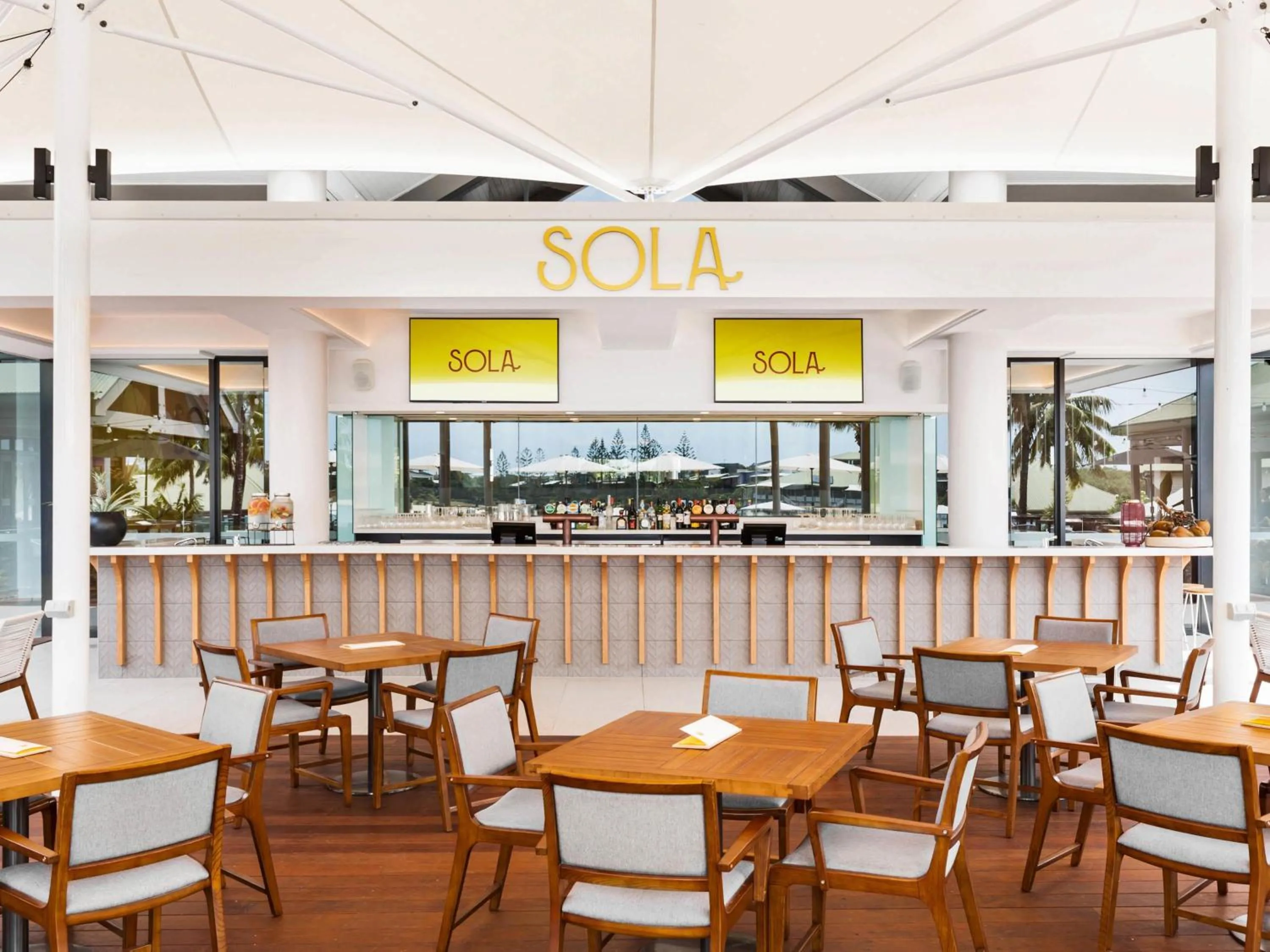 Lounge or bar in Novotel Sunshine Coast Resort