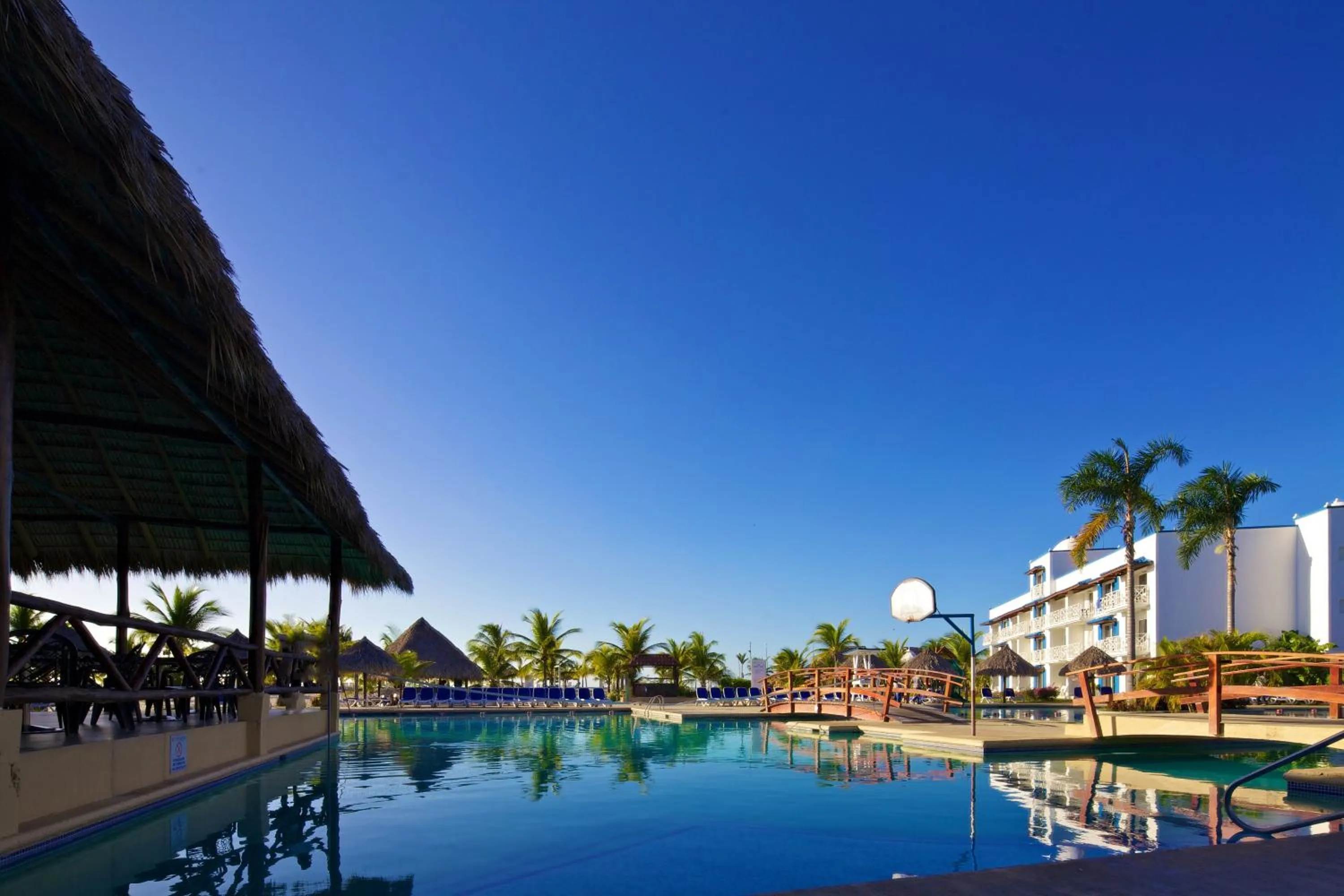 Swimming pool in Playa Blanca Beach Resort - All Inclusive