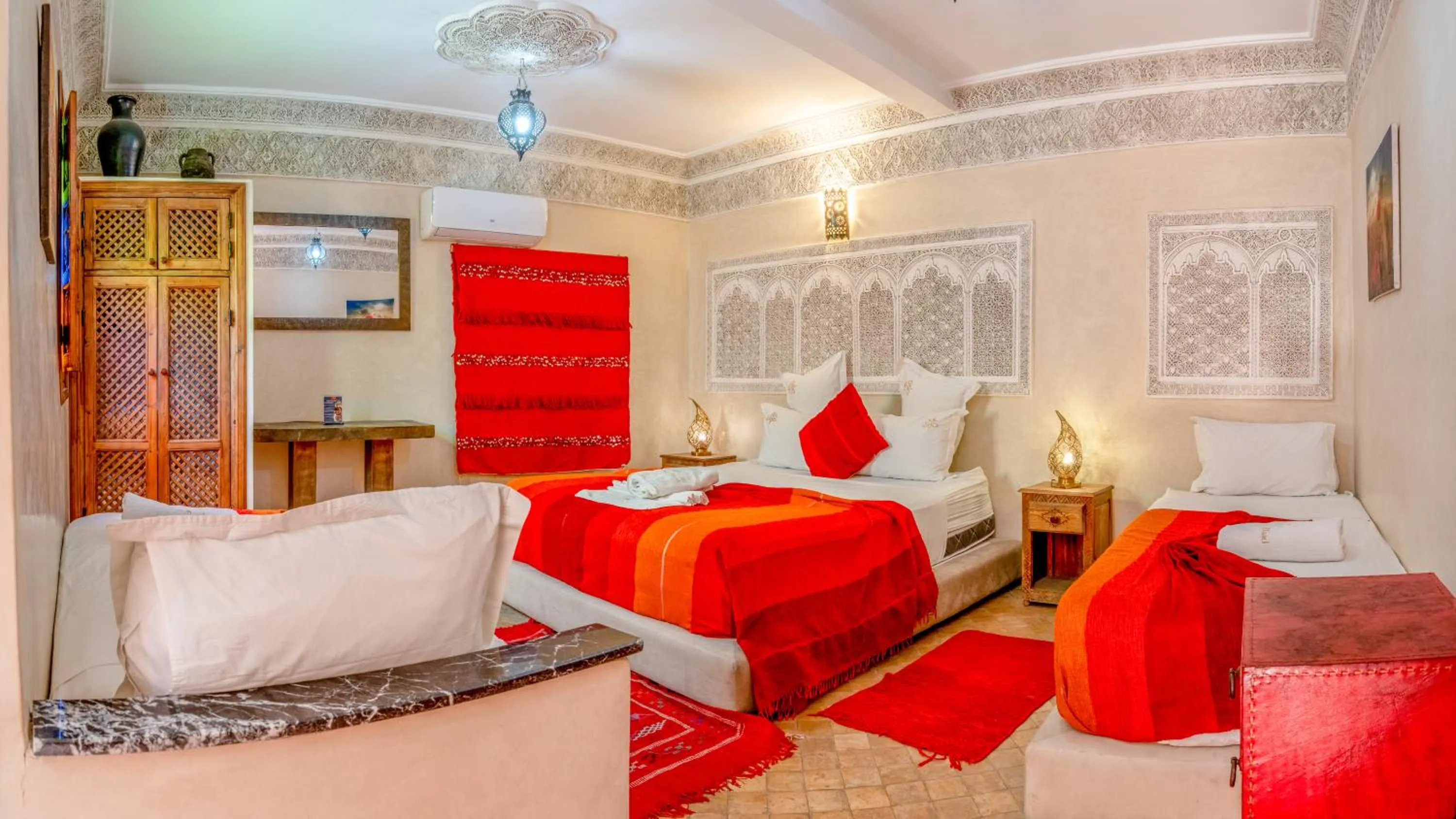 TV and multimedia, Bed in Riad Abaka hotel & boutique