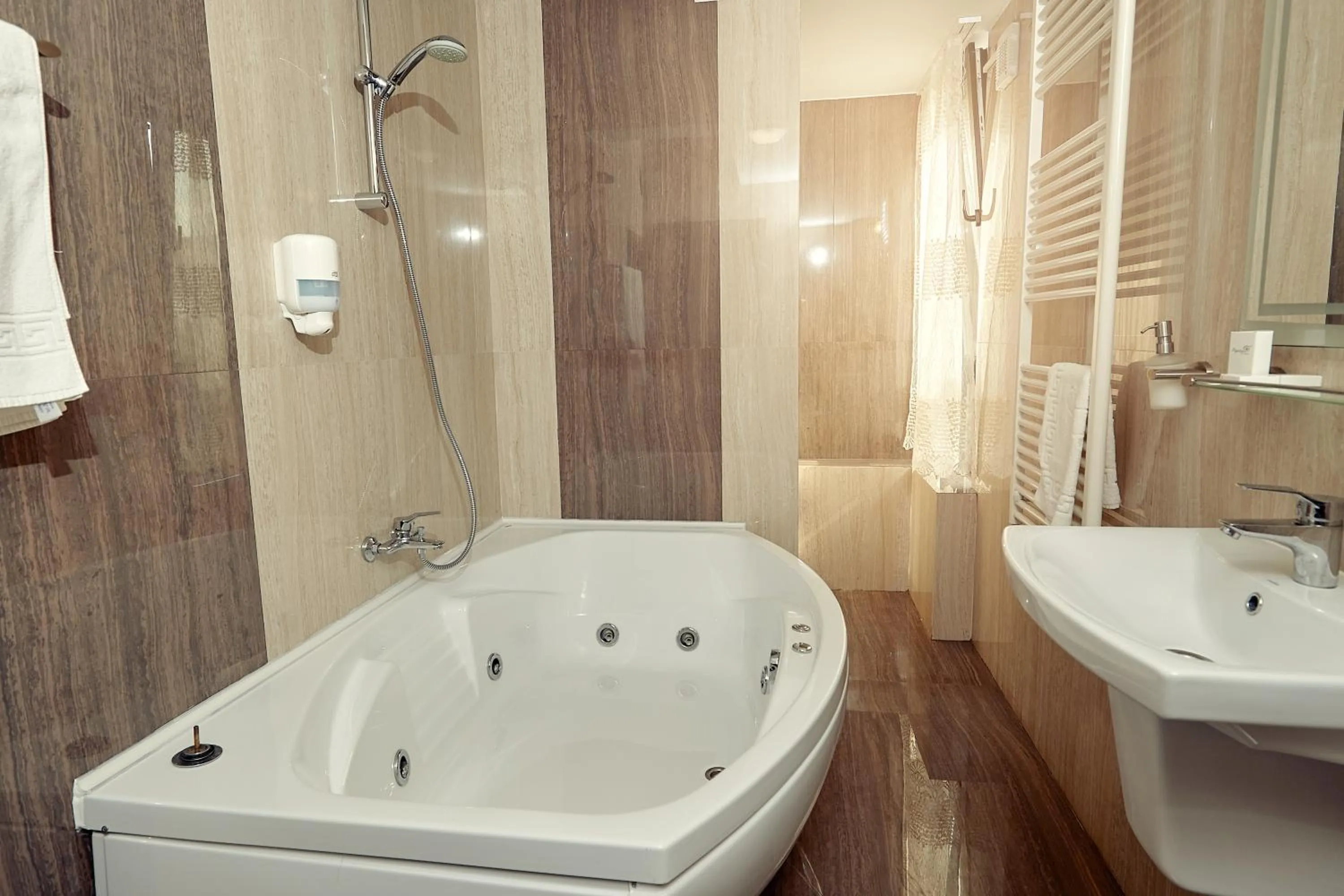 Hot Tub in Hotel Restaurant Imperial