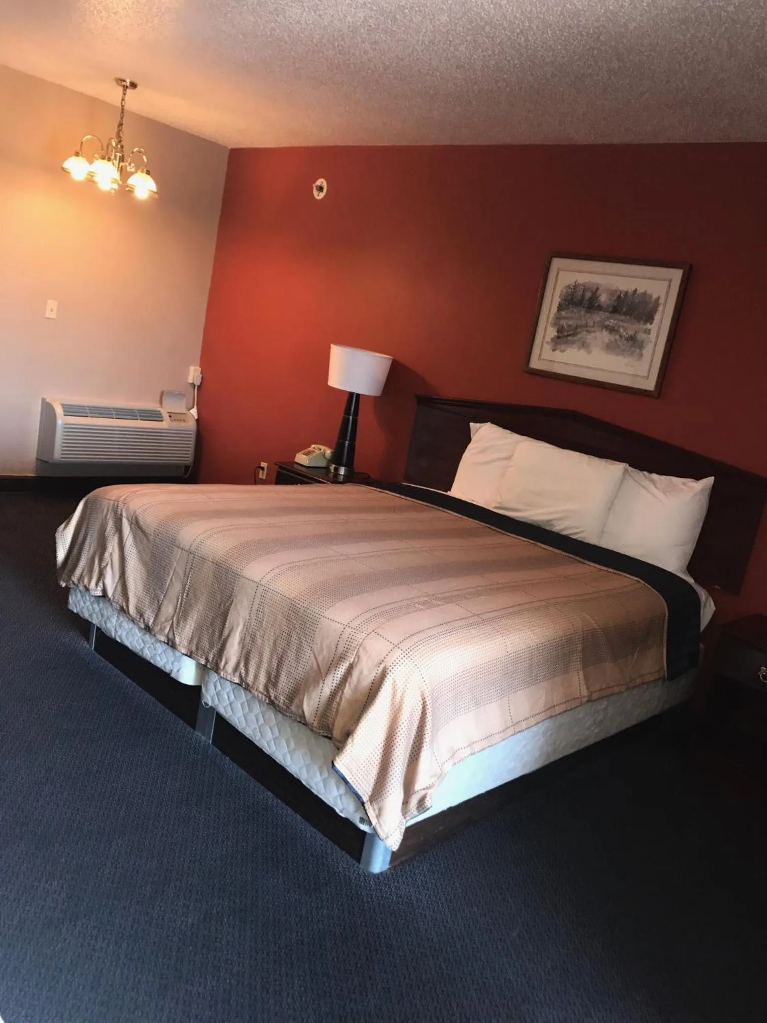 Property building, Bed in Red Carpet Inn