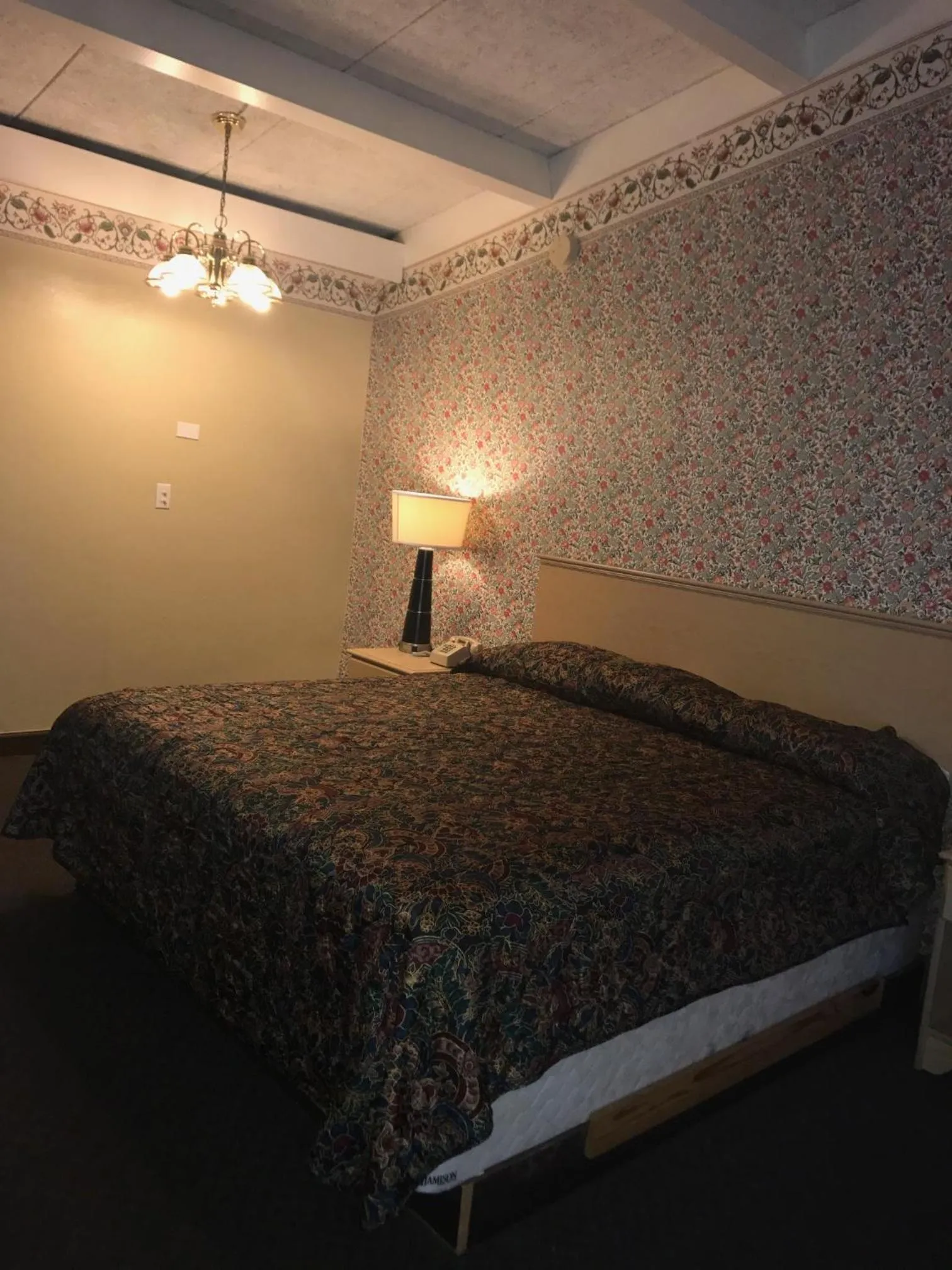 Property building, Bed in Red Carpet Inn