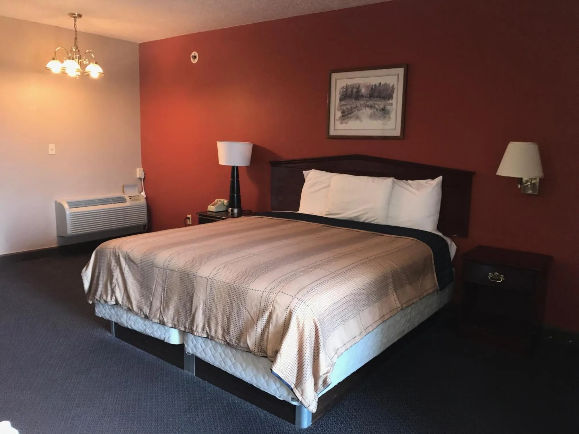 Property building, Bed in Red Carpet Inn