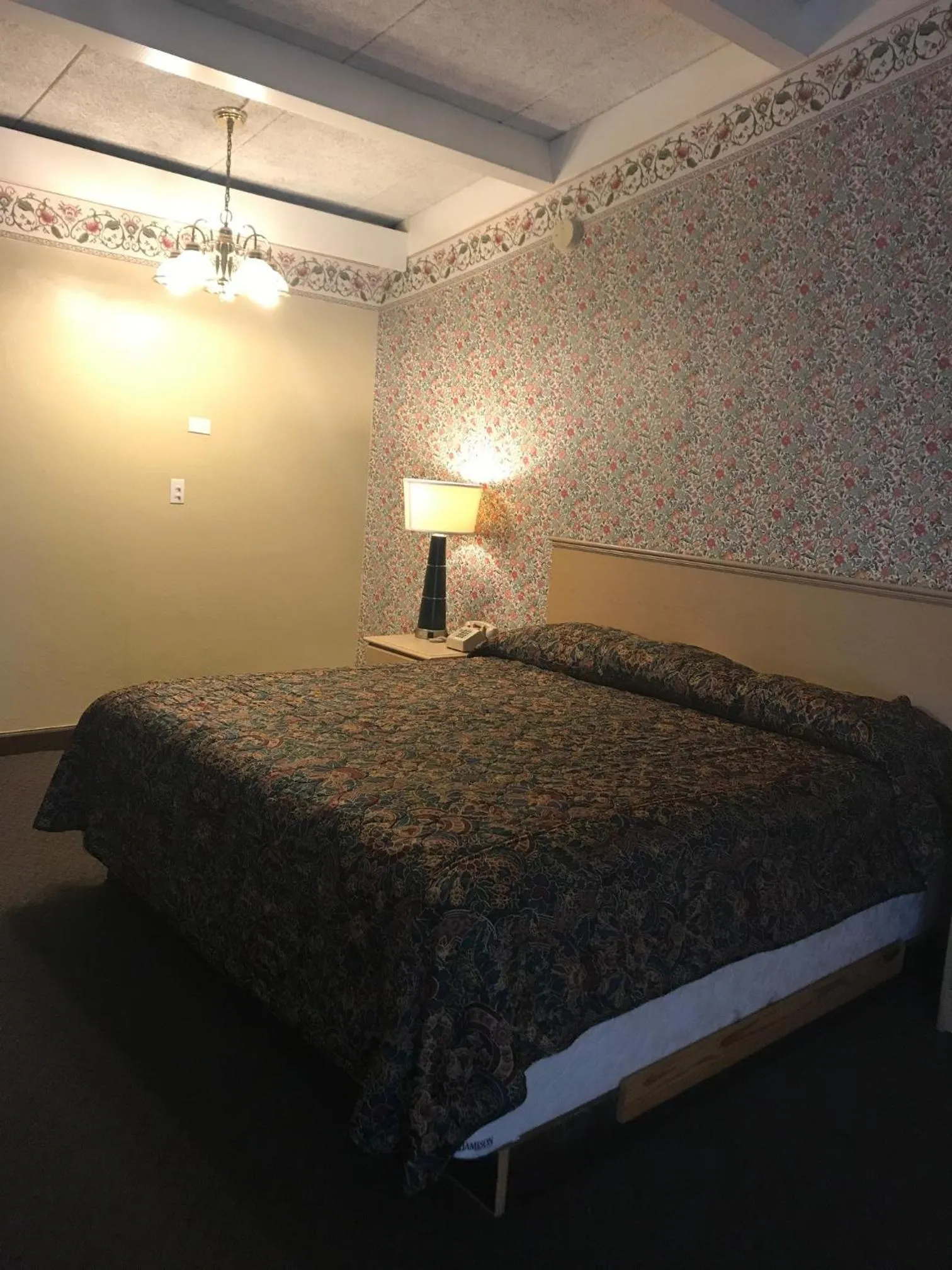 Property building, Bed in Red Carpet Inn