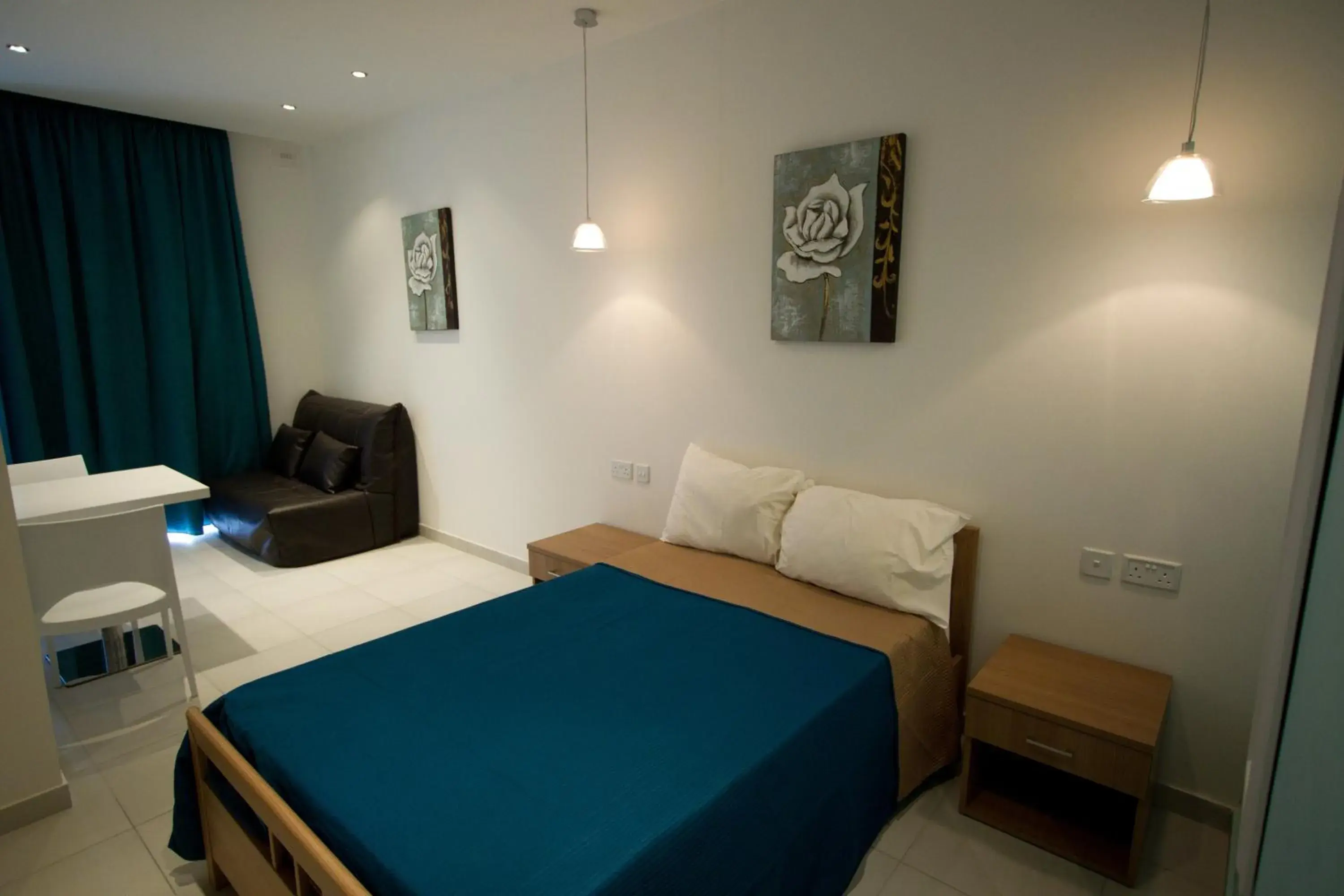 Double or Twin Room with Free Airport Transfer in Harbour Lodge Double or Twin Room with Free Airport Transfer in Harbour Lodge
