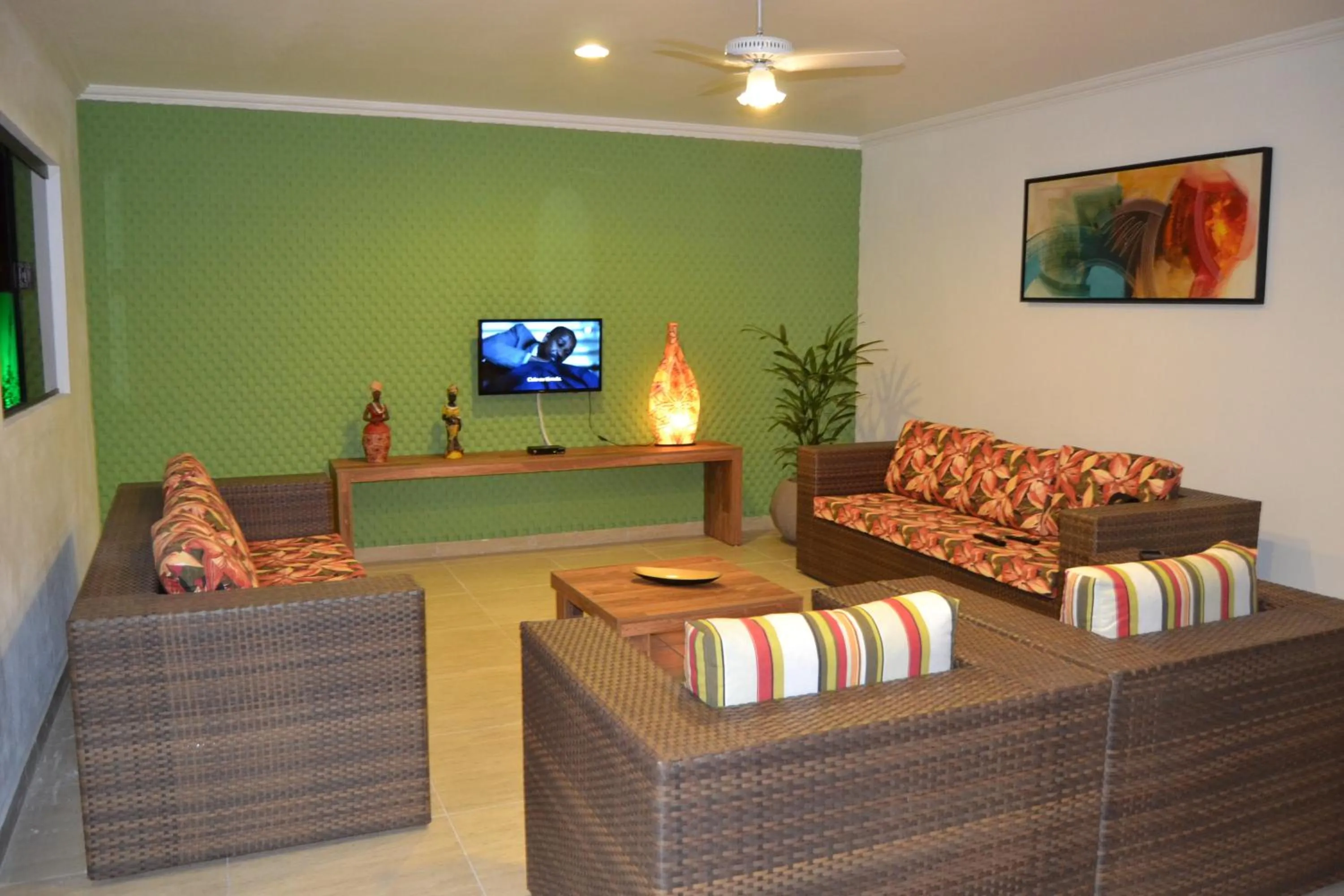 Communal lounge/ TV room in Pousada Beija Flores