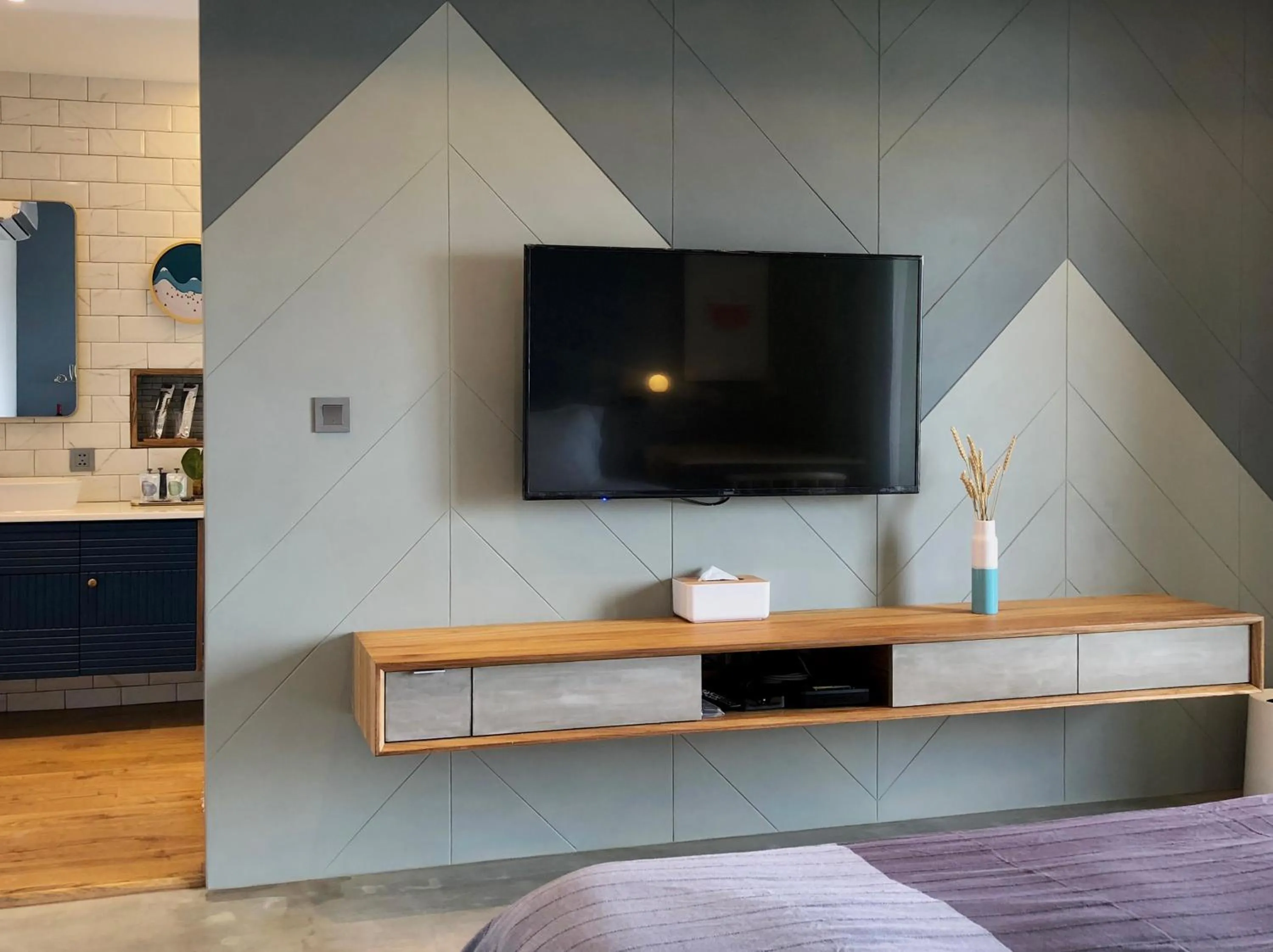 TV and multimedia, Bed in Hotel Everyday Life