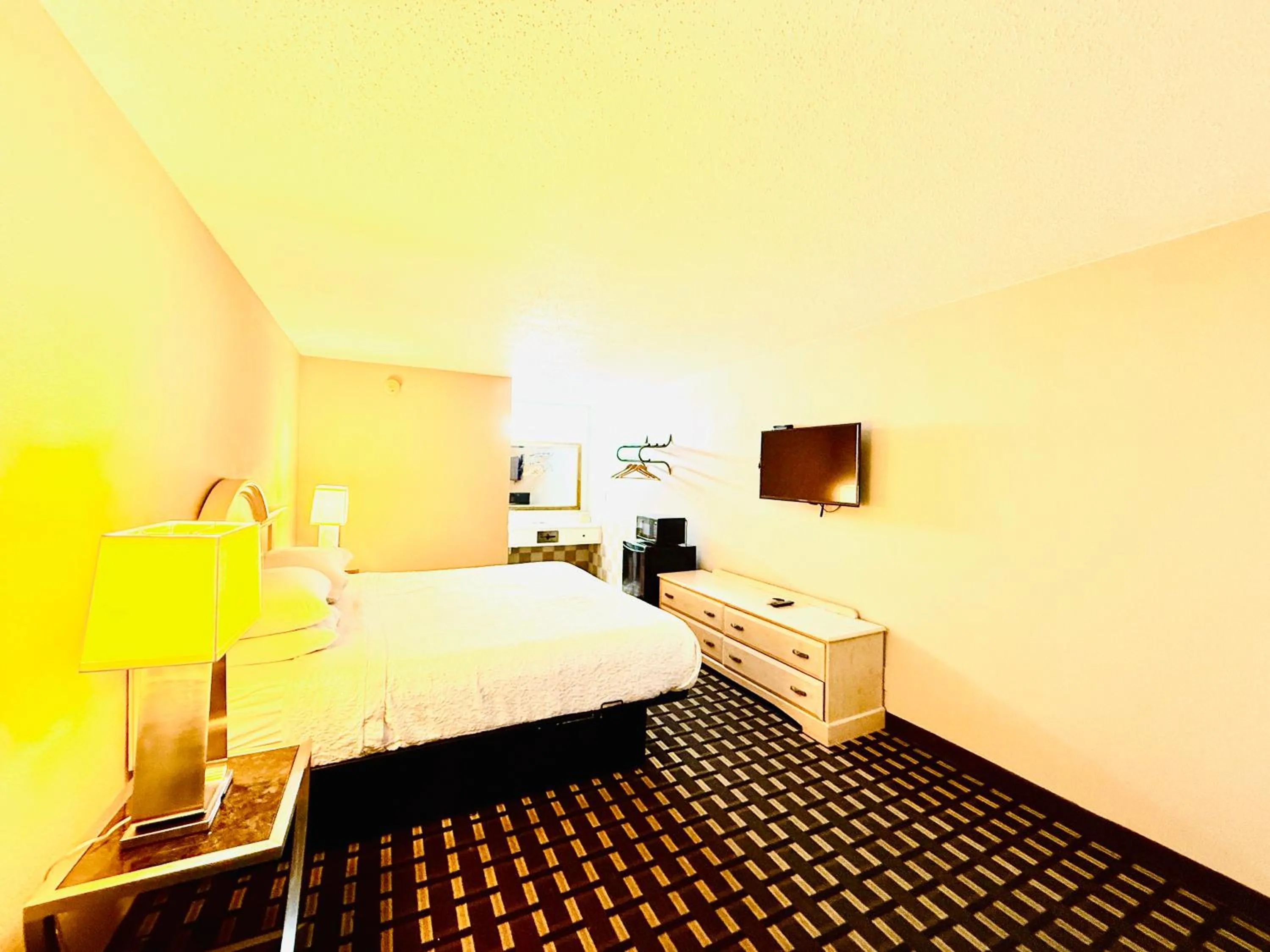 Bedroom, Bed in Travelodge by Wyndham-Thomasville AL