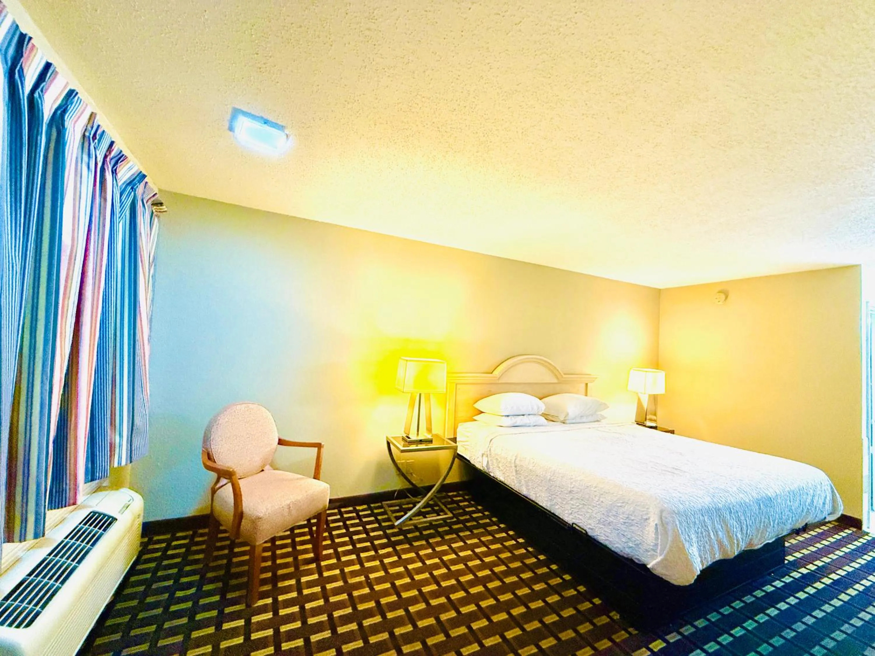 Photo of the whole room, Bed in Travelodge by Wyndham-Thomasville AL