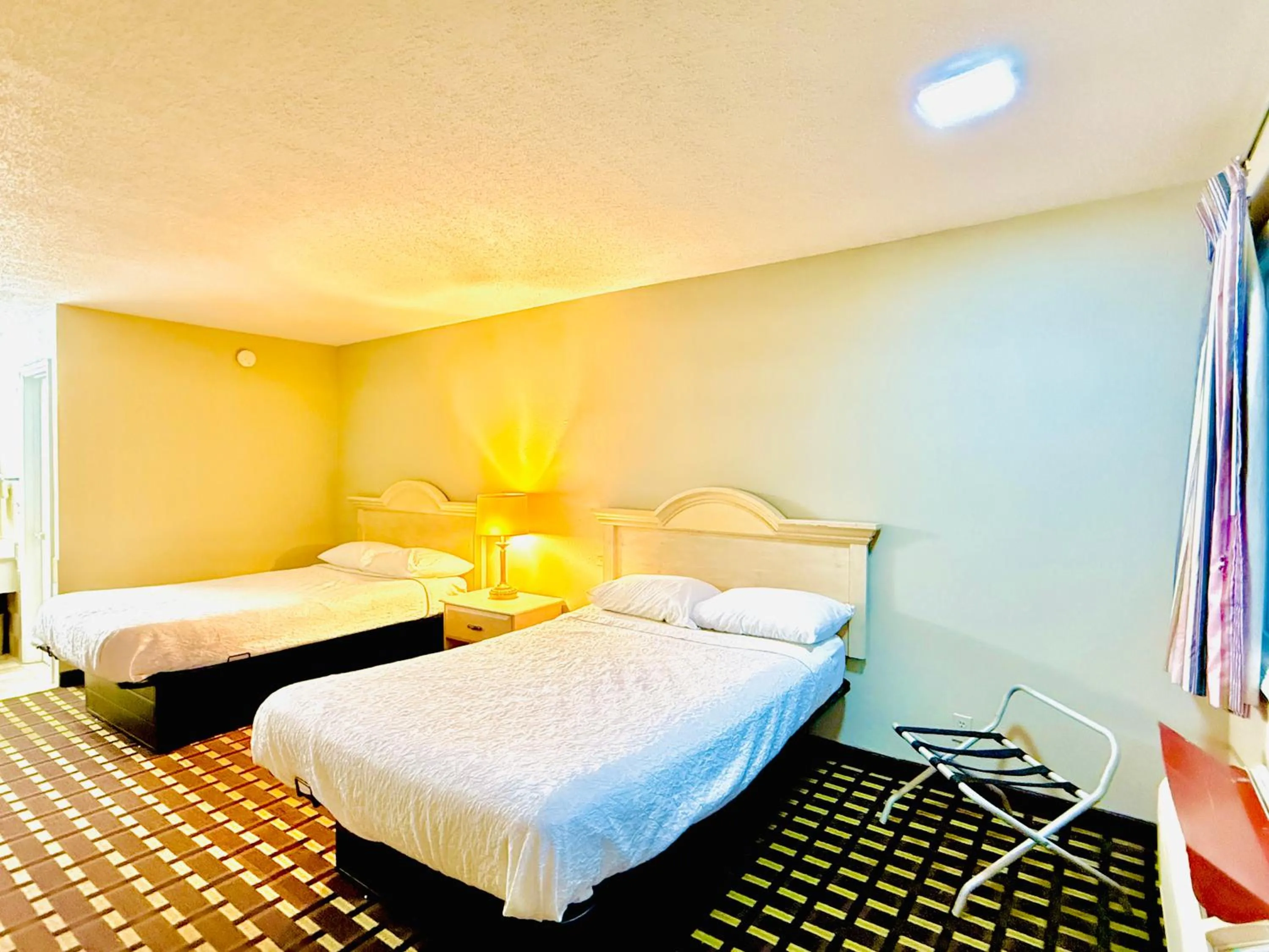 Bedroom, Bed in Travelodge by Wyndham-Thomasville AL